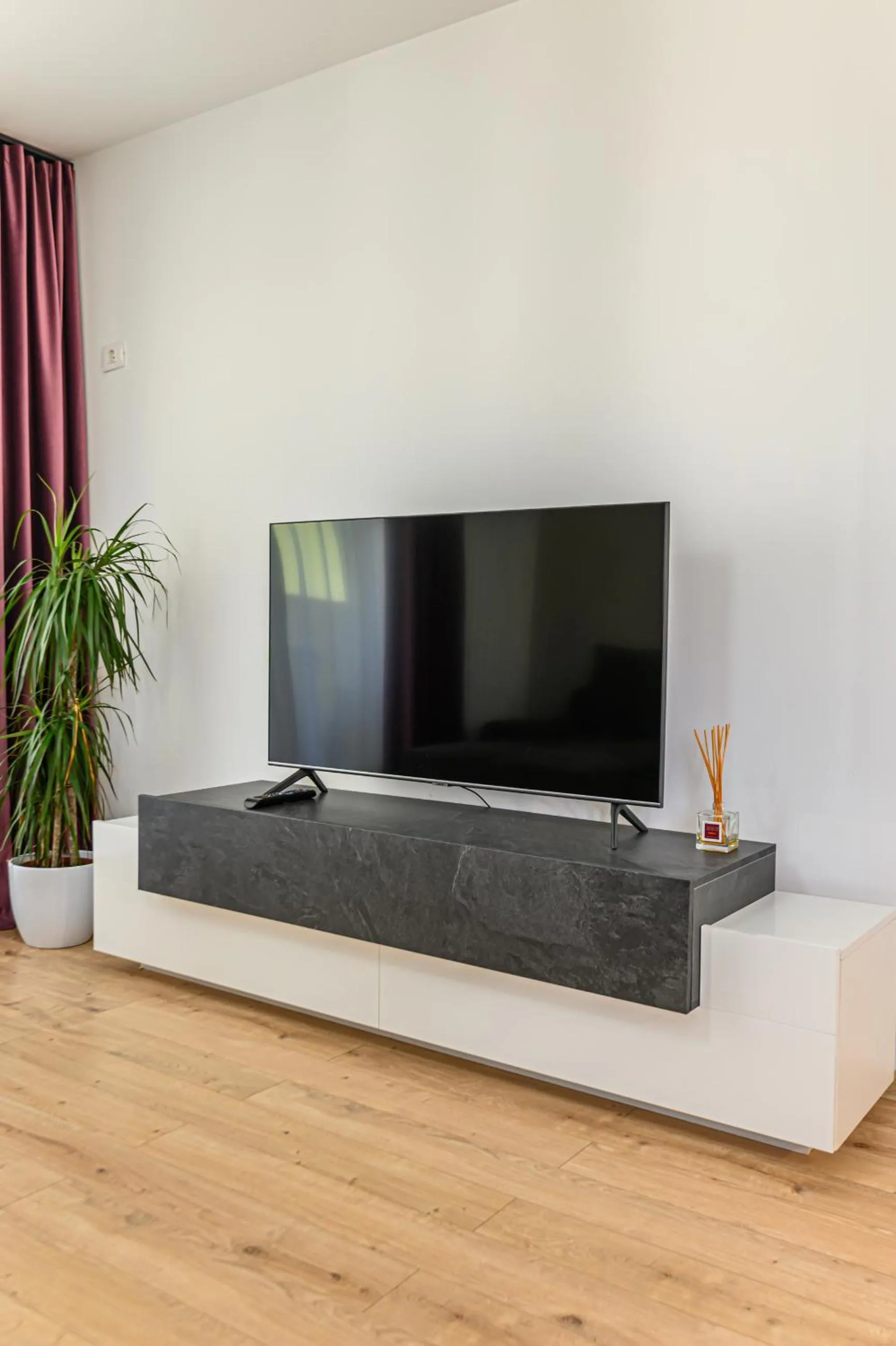 TV and multimedia in MoHost Blue Moon Apartments