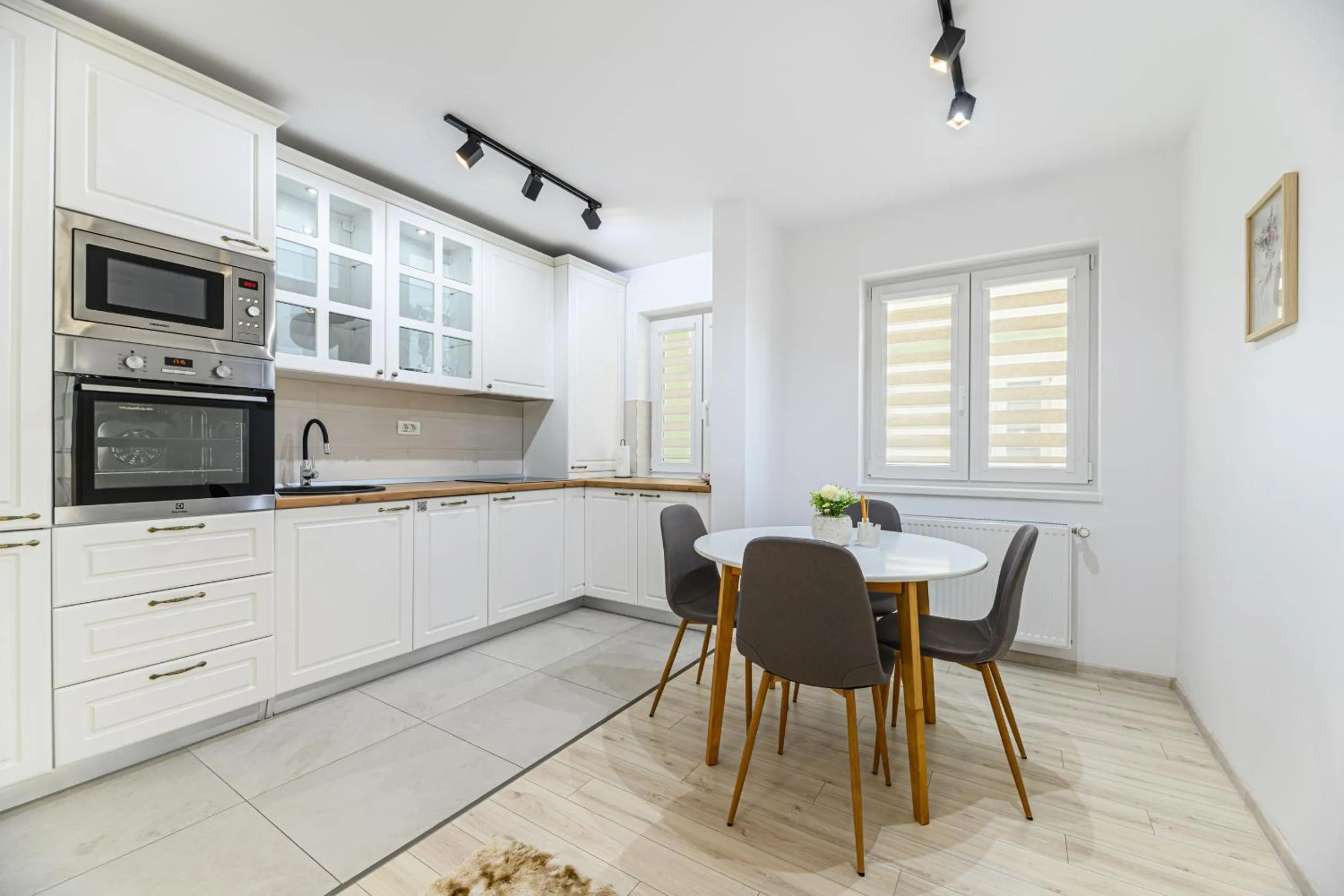 Dining area in MoHost Blue Moon Apartments