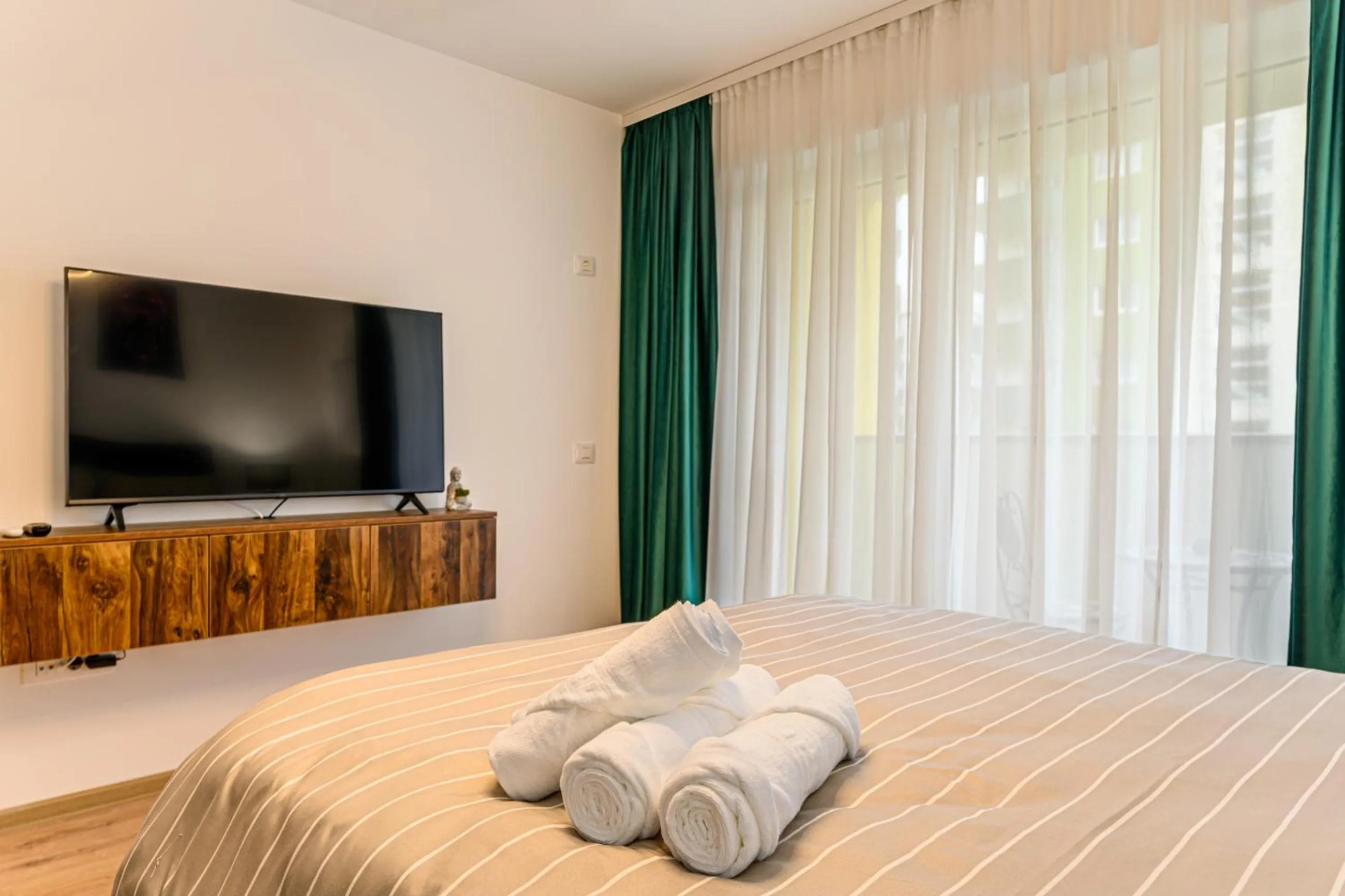 TV and multimedia, Bed in MoHost Blue Moon Apartments