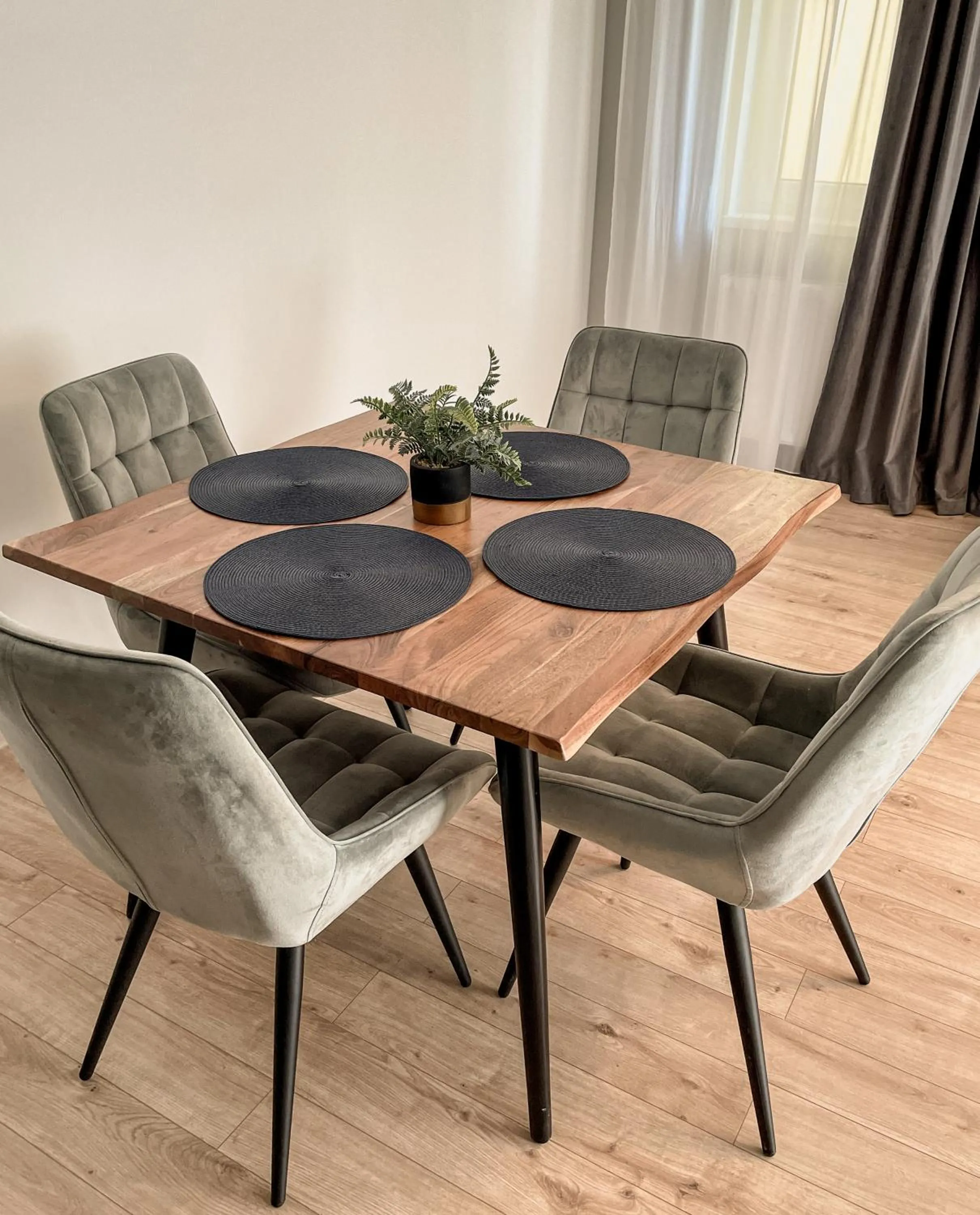 Dining area in MoHost Blue Moon Apartments
