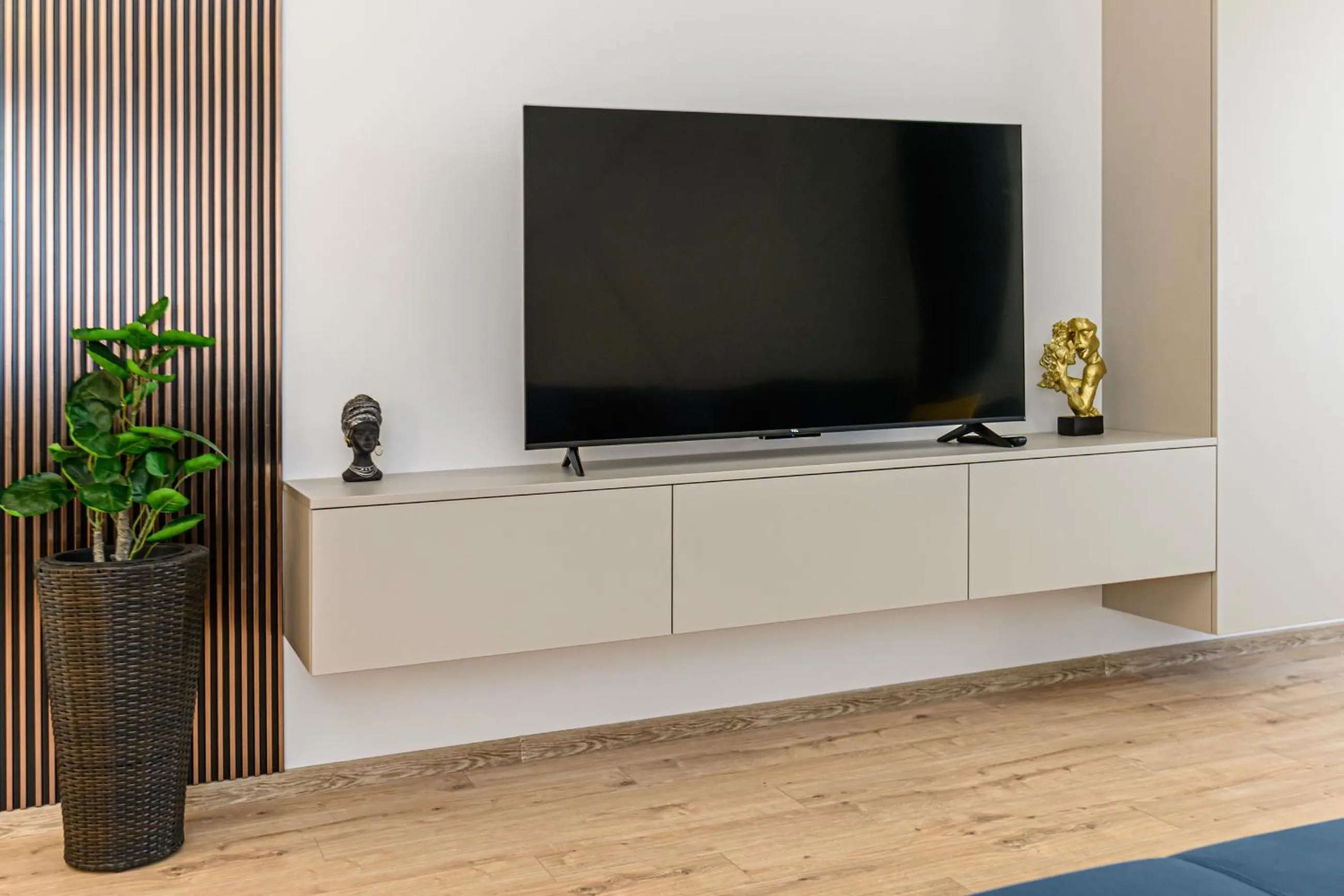 TV and multimedia in MoHost Blue Moon Apartments