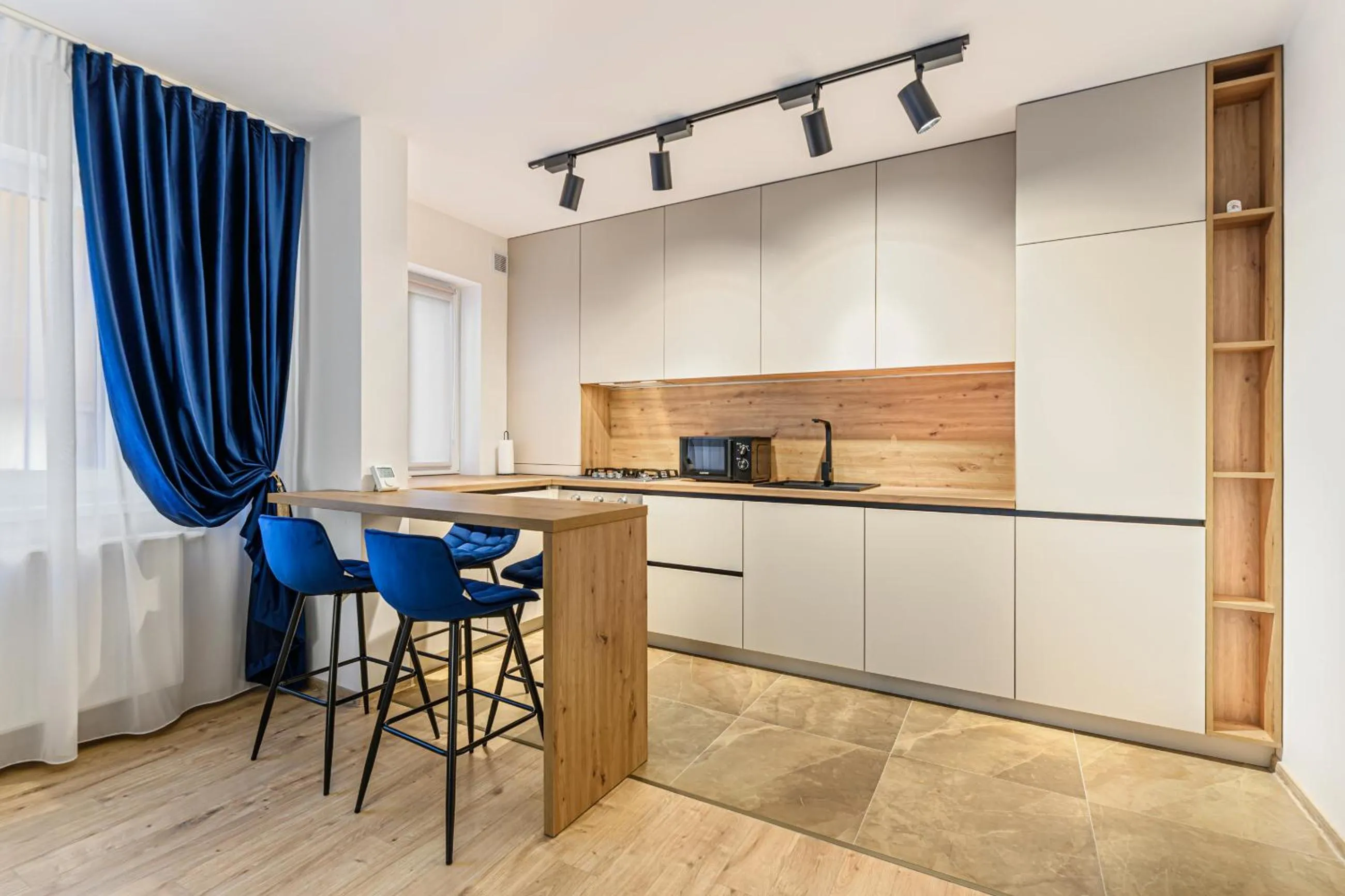 Dining area in MoHost Blue Moon Apartments