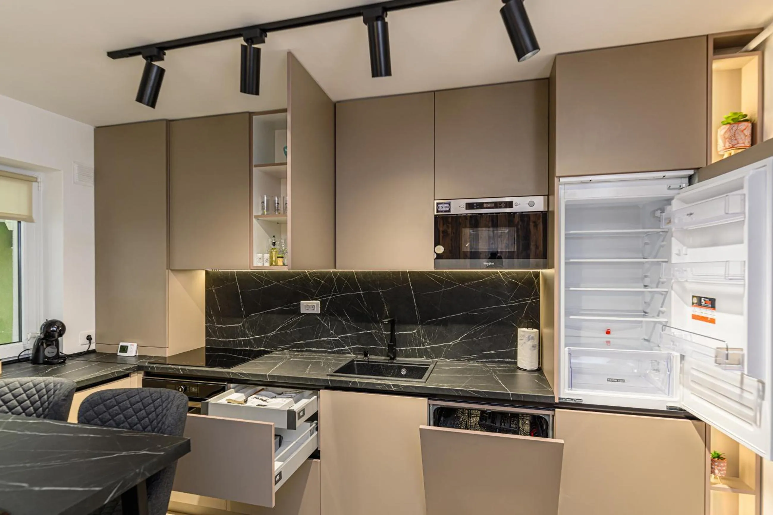 Kitchen or kitchenette in MoHost Blue Moon Apartments
