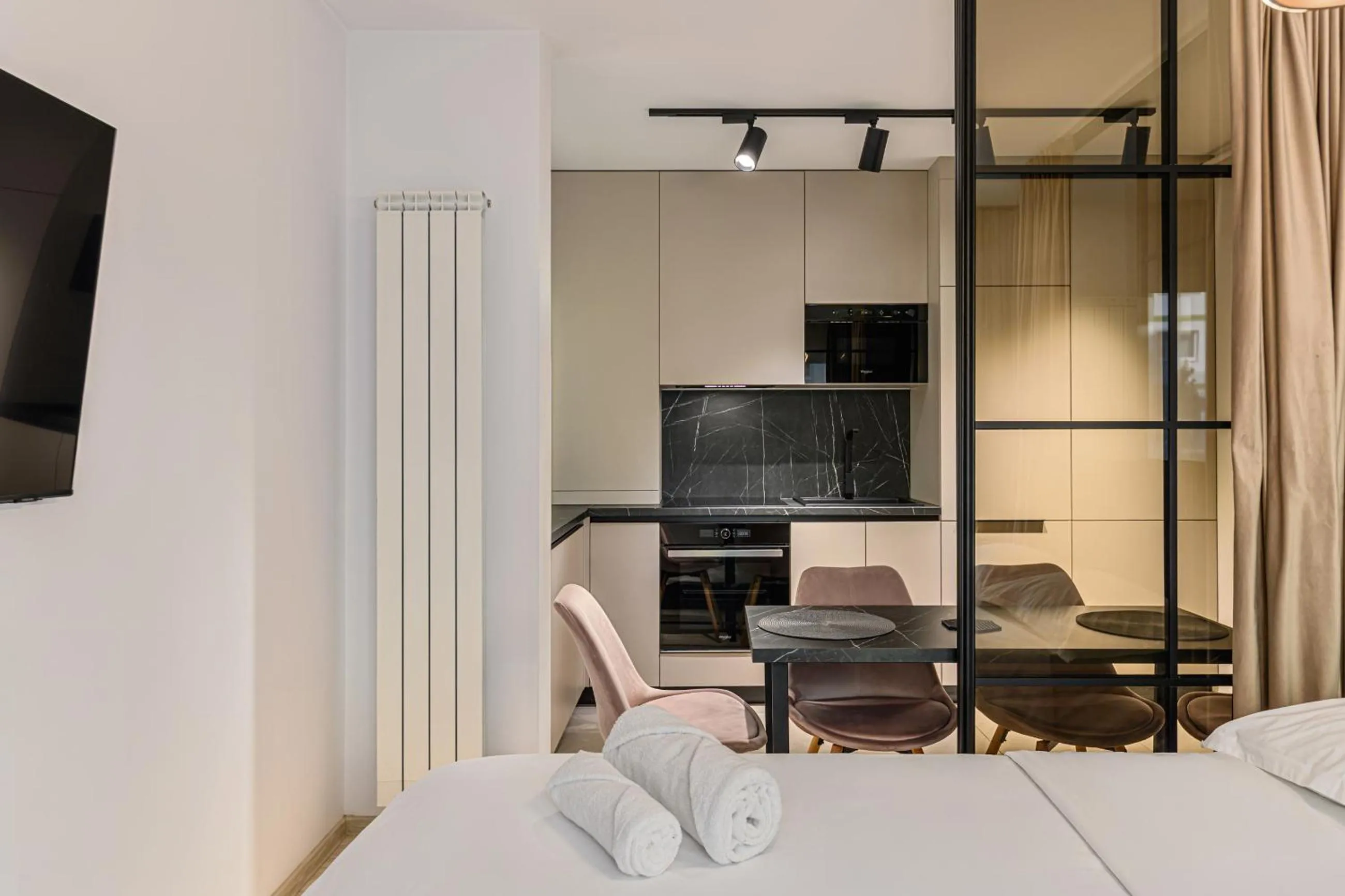 kitchen, Bed in MoHost Blue Moon Apartments