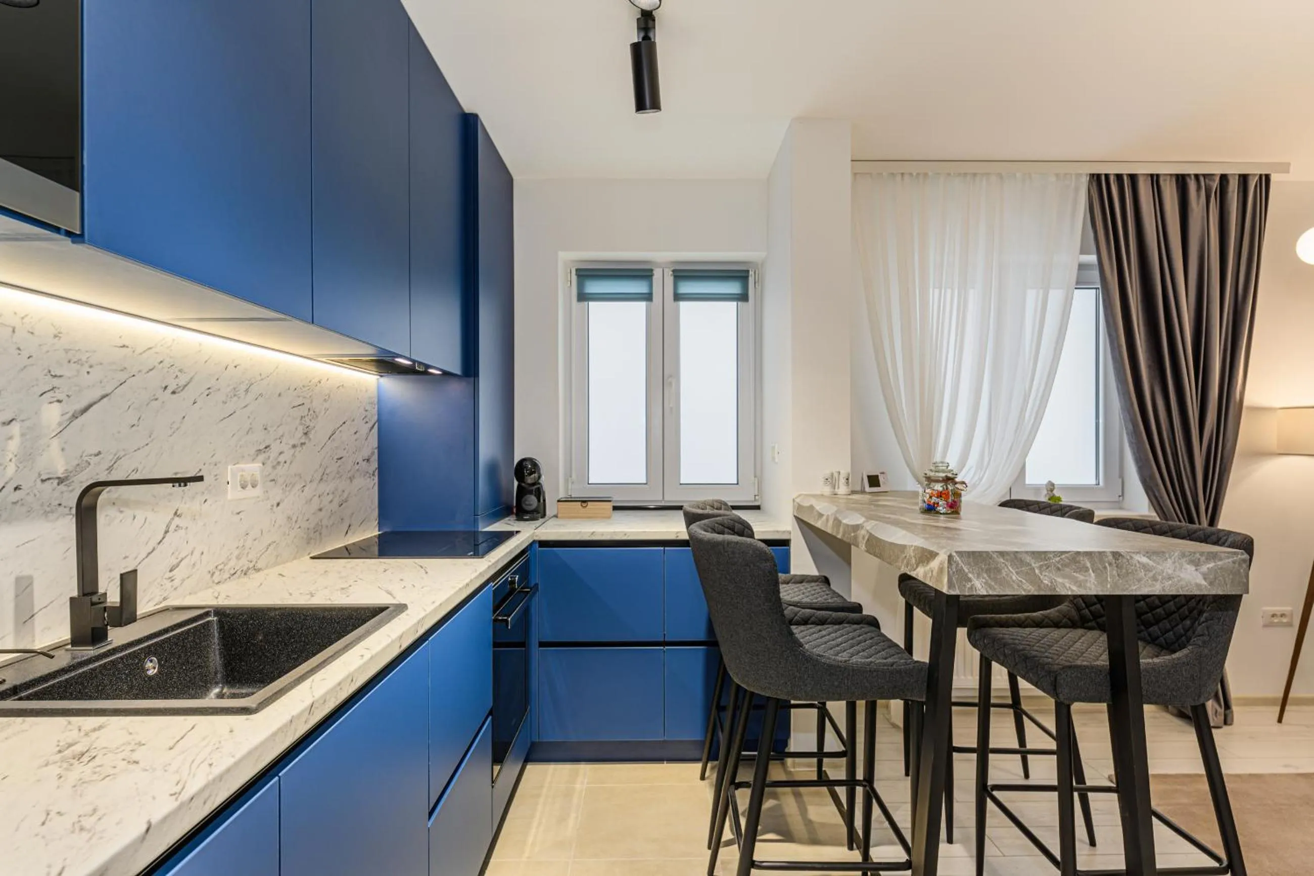 Kitchen or kitchenette in MoHost Blue Moon Apartments