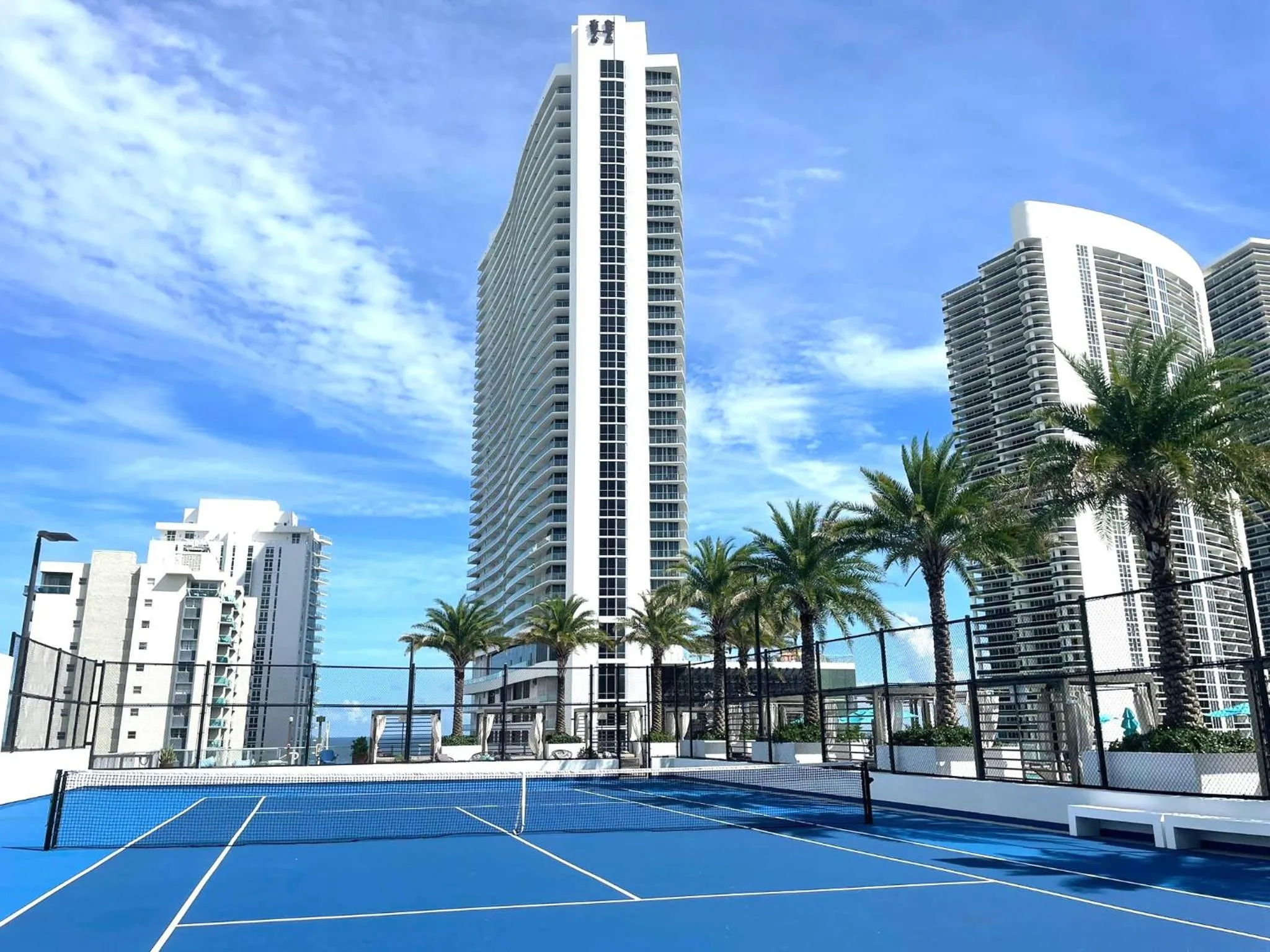 Tennis court in Hyde Beach House Lux Apartment