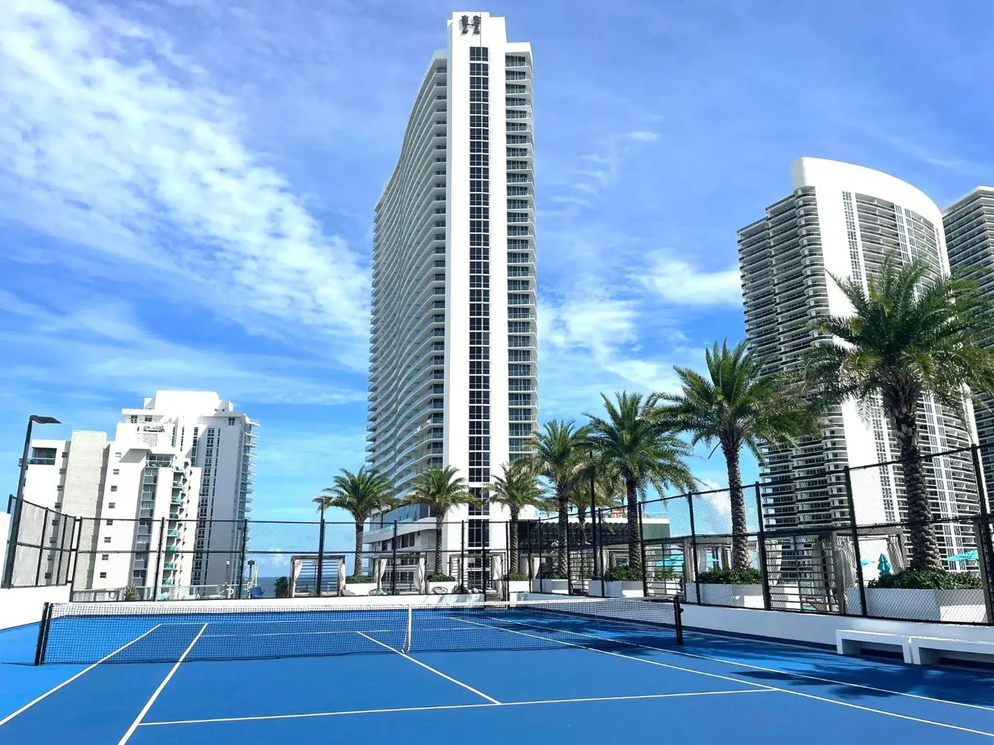Tennis court in Hyde Beach House Lux Apartment Tennis court in Hyde Beach House Lux Apartment