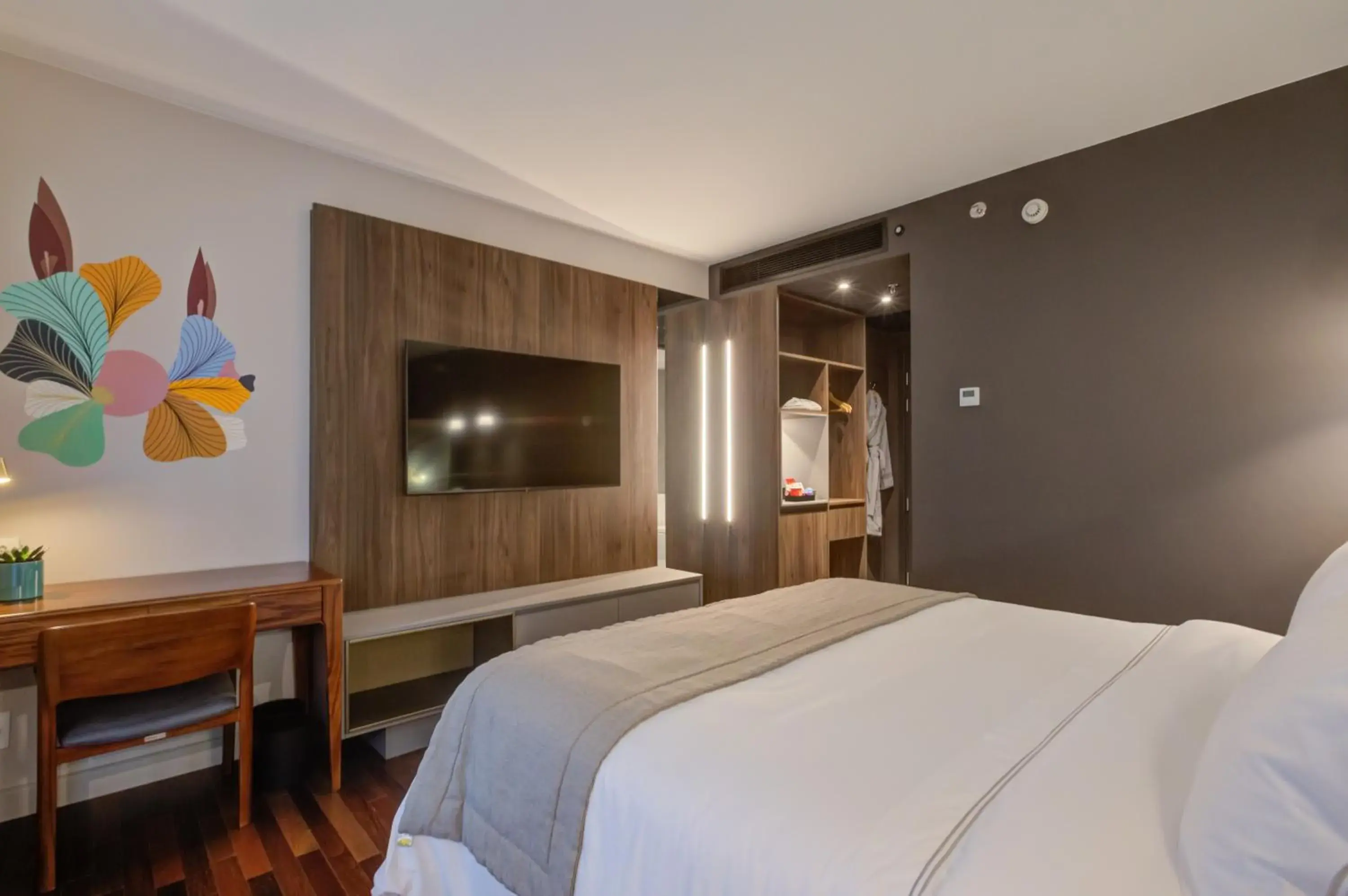 TV and multimedia, Bed in Qoya São Paulo Paulista, Curio Collection by Hilton TV and multimedia, Bed in Qoya São Paulo Paulista, Curio Collection by Hilton