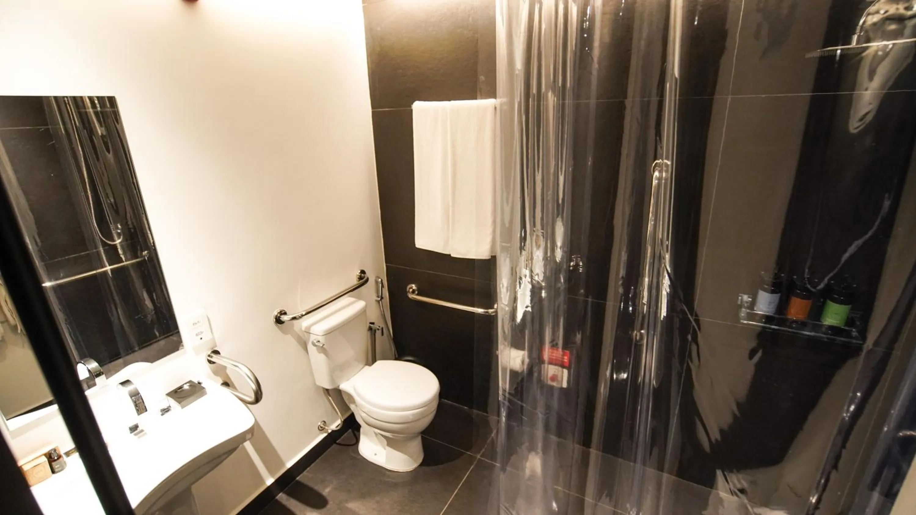 Bathroom in Qoya São Paulo Paulista, Curio Collection by Hilton