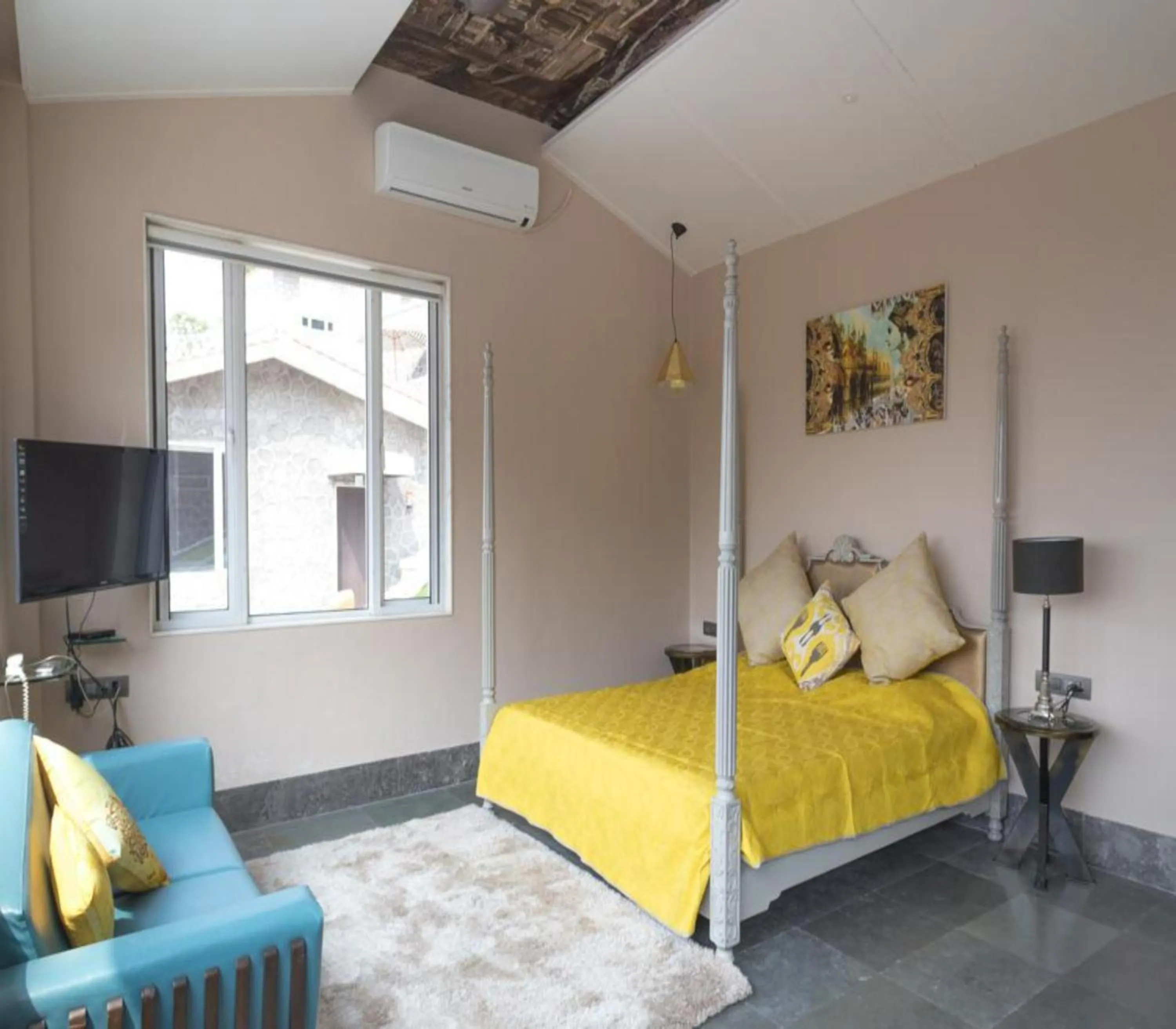 Bed in 360 South, Khandala