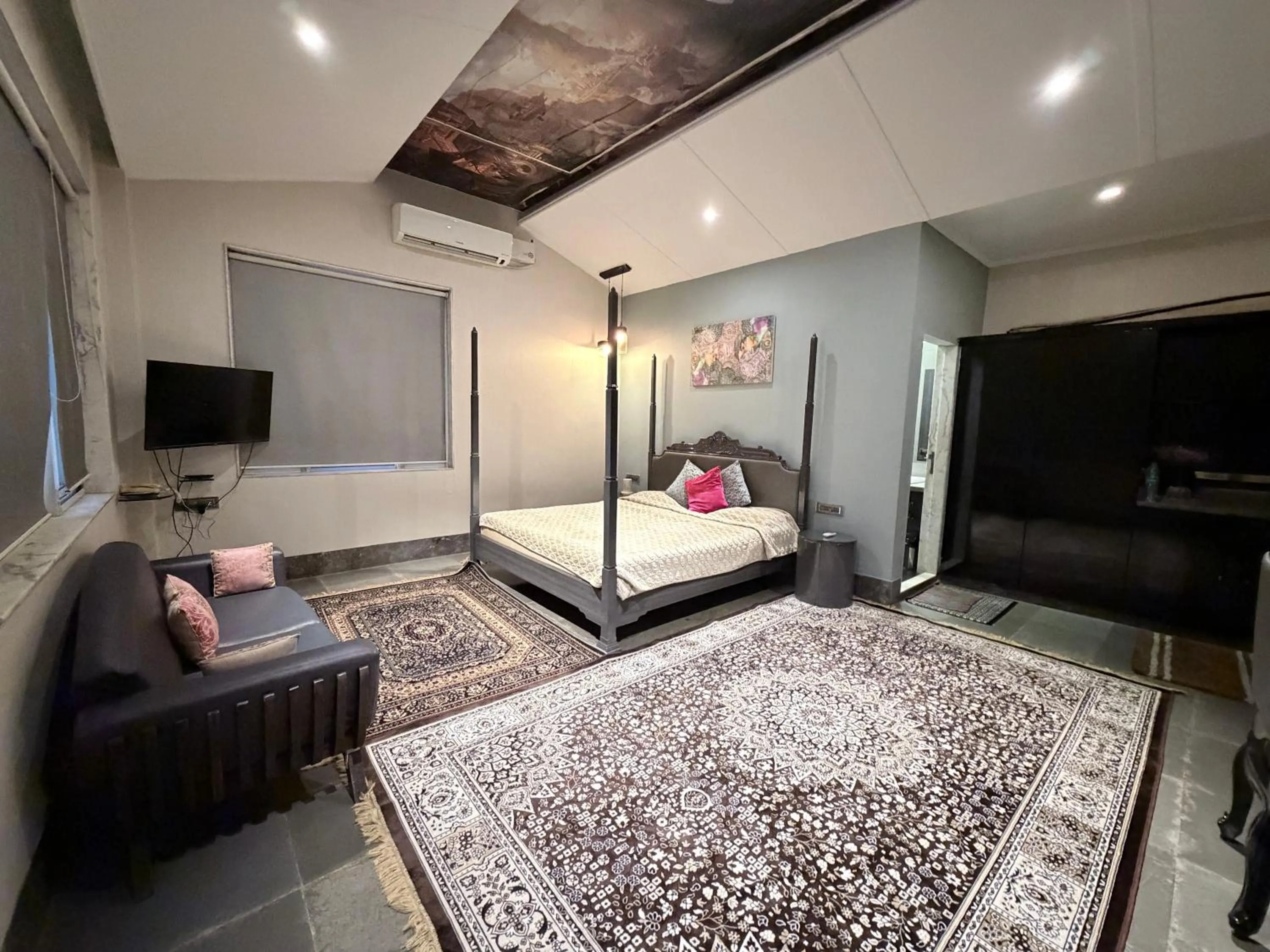 Bed in 360 South, Khandala