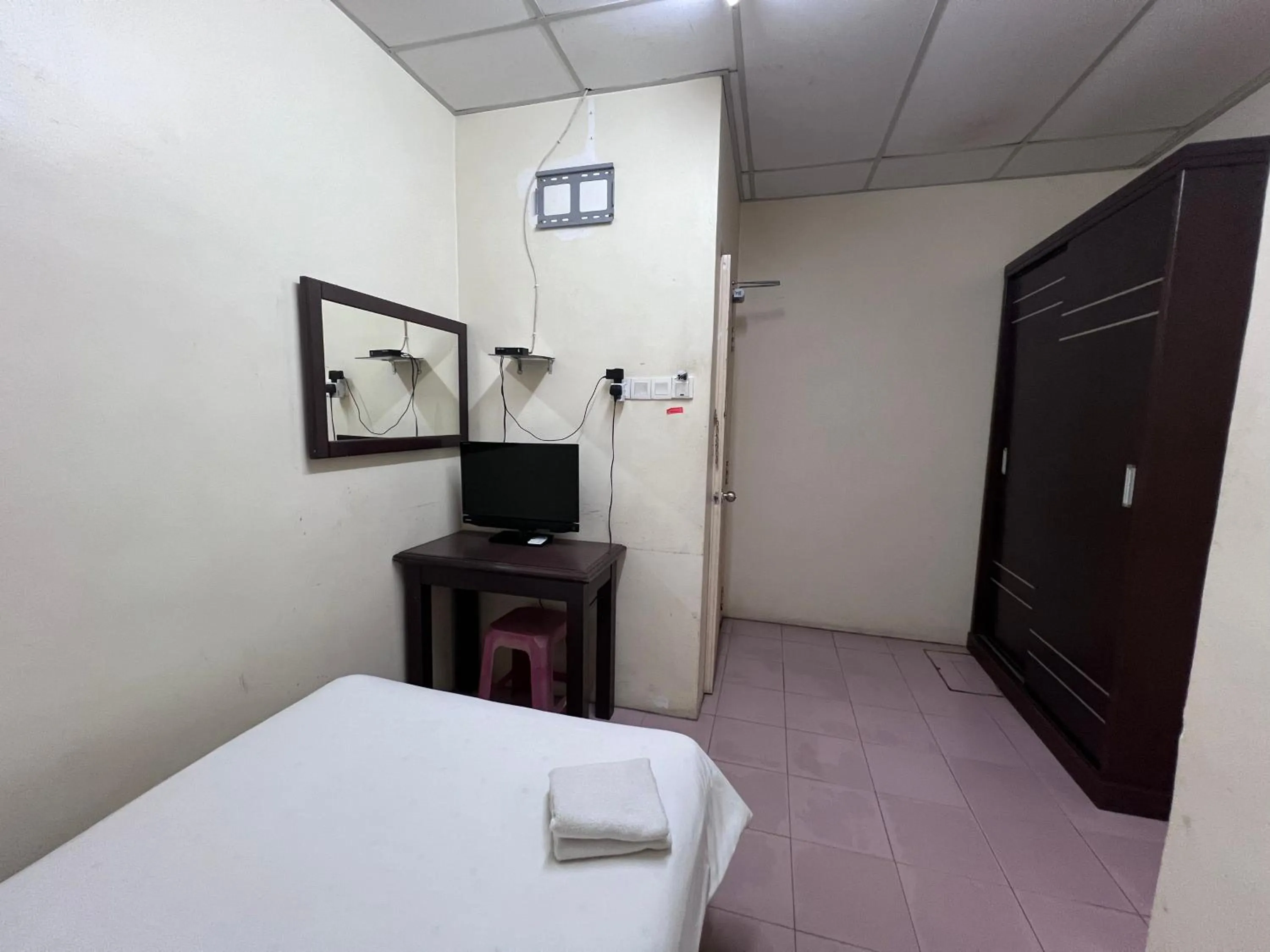 Photo of the whole room, Bed in Seri Kemaman Inn, Chukai Terengganu