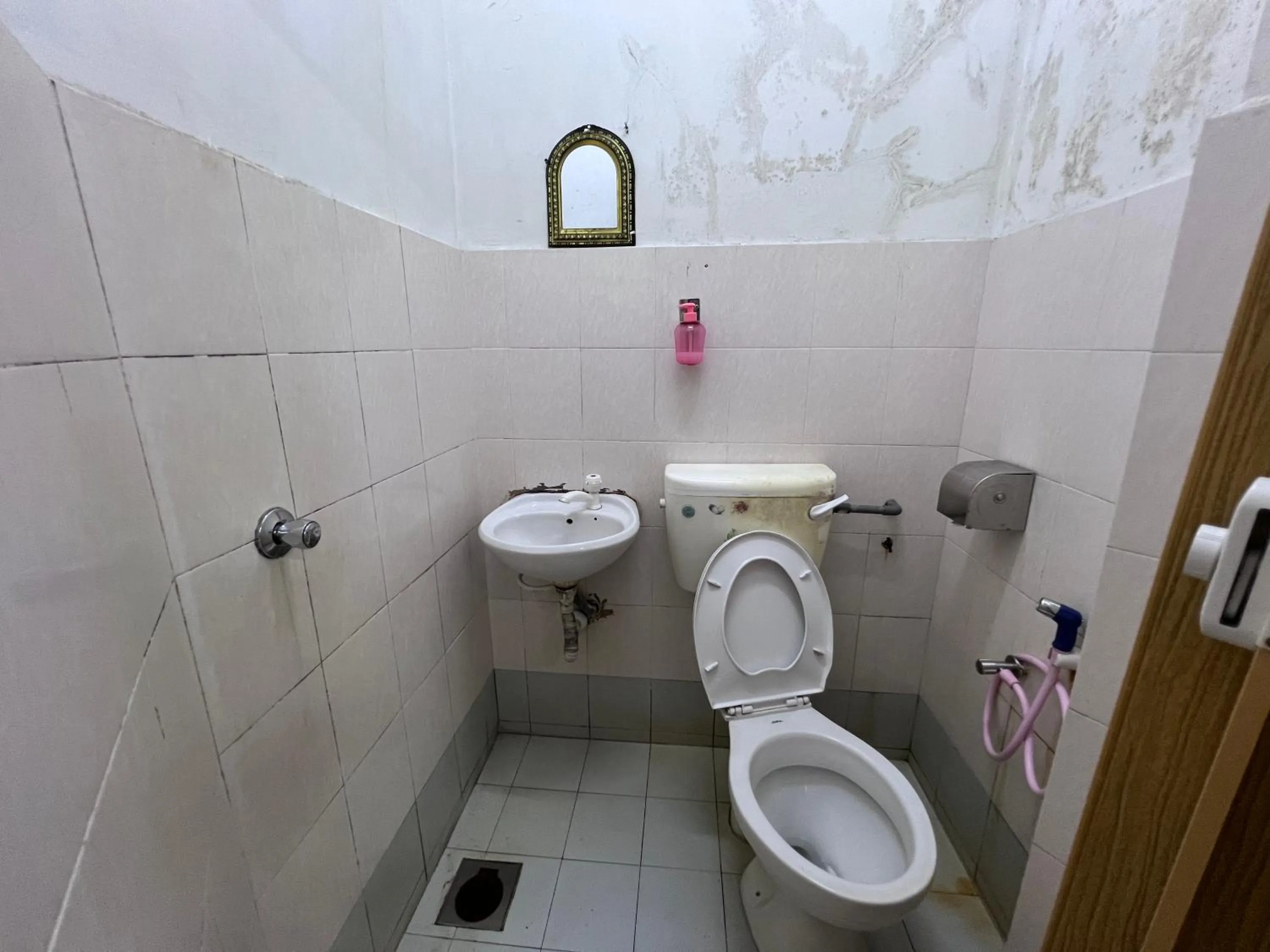 Toilet in Seri Kemaman Inn, Chukai Terengganu