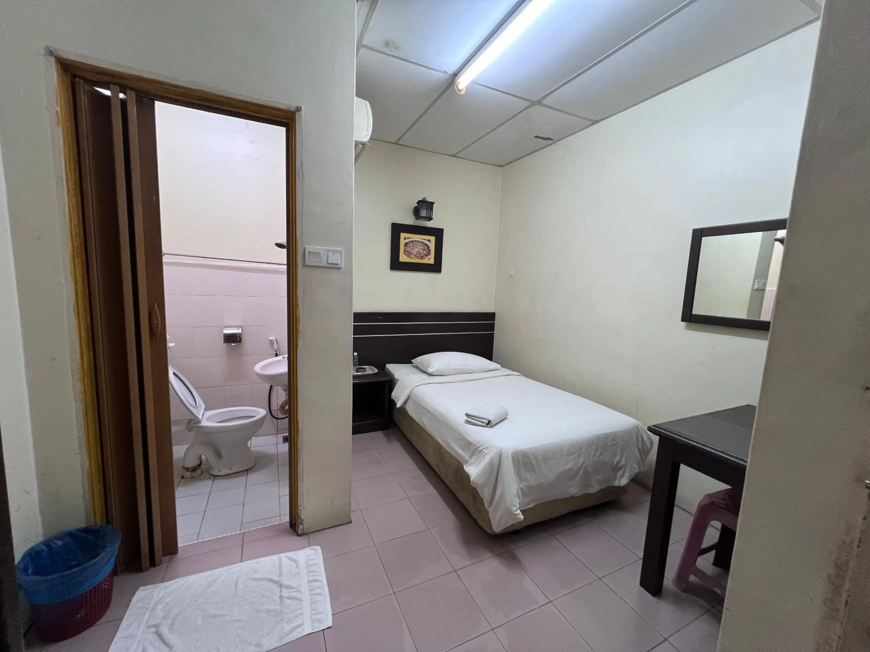 Toilet, Bed in Seri Kemaman Inn, Chukai Terengganu