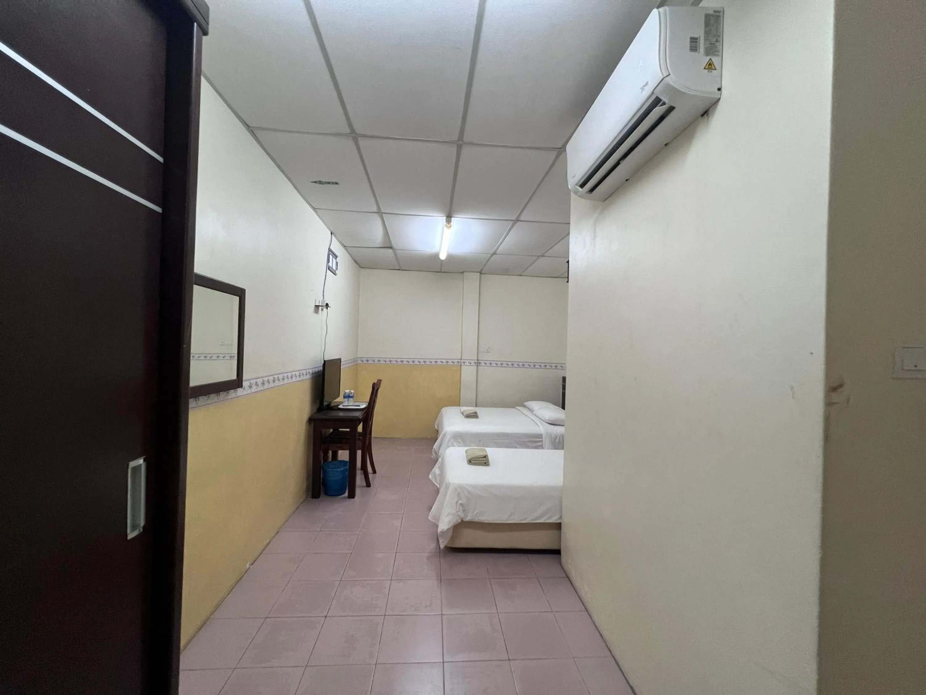 Photo of the whole room, Bed in Seri Kemaman Inn, Chukai Terengganu