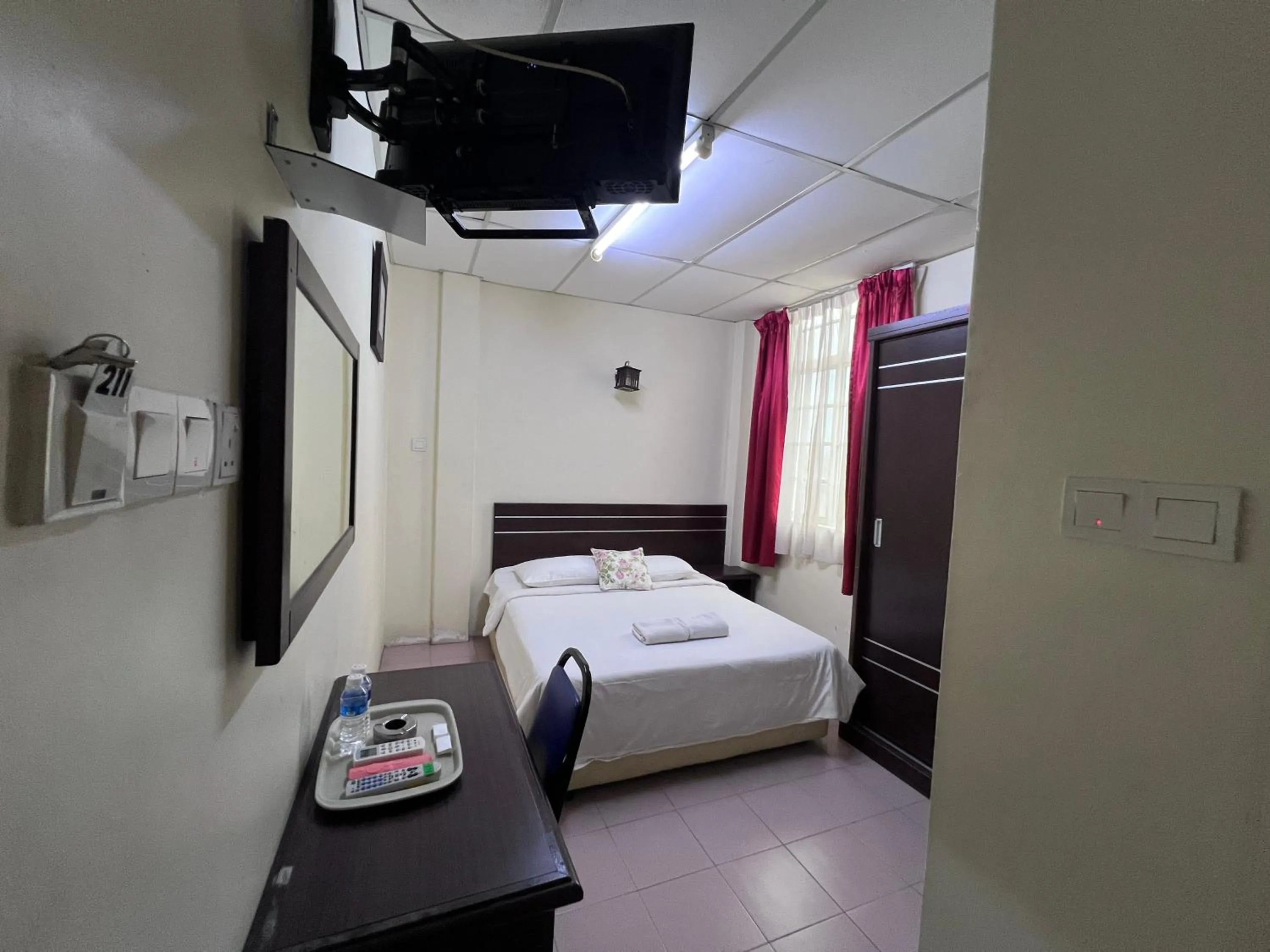 TV and multimedia, Bed in Seri Kemaman Inn, Chukai Terengganu