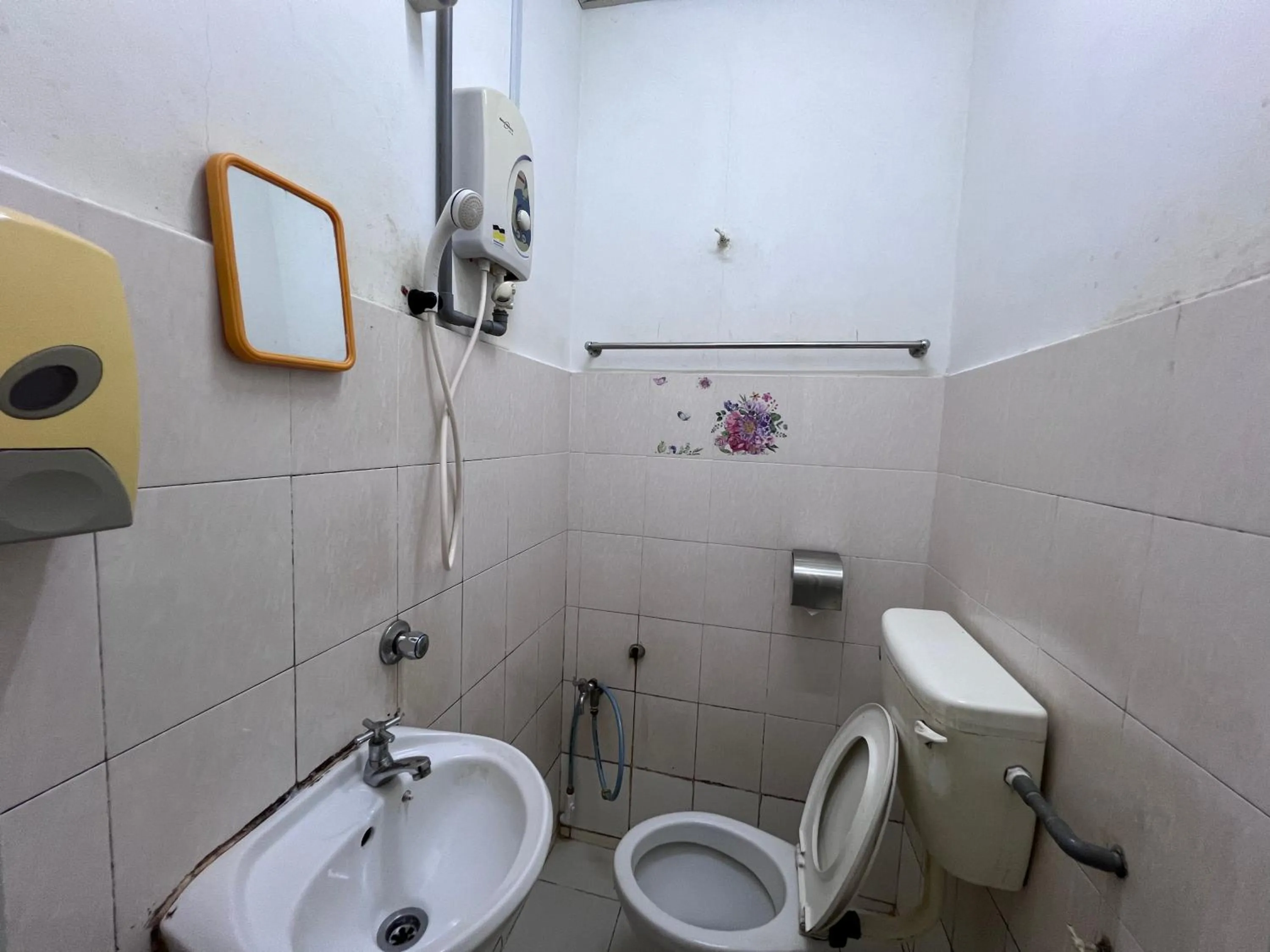 Shower in Seri Kemaman Inn, Chukai Terengganu