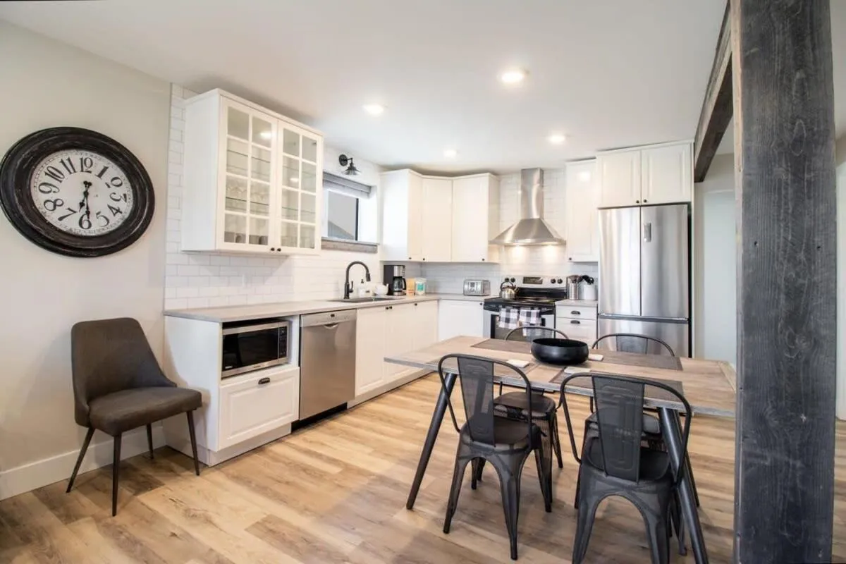 NN - Flats on 4th #1 - Downtown 2-bed 2-bath