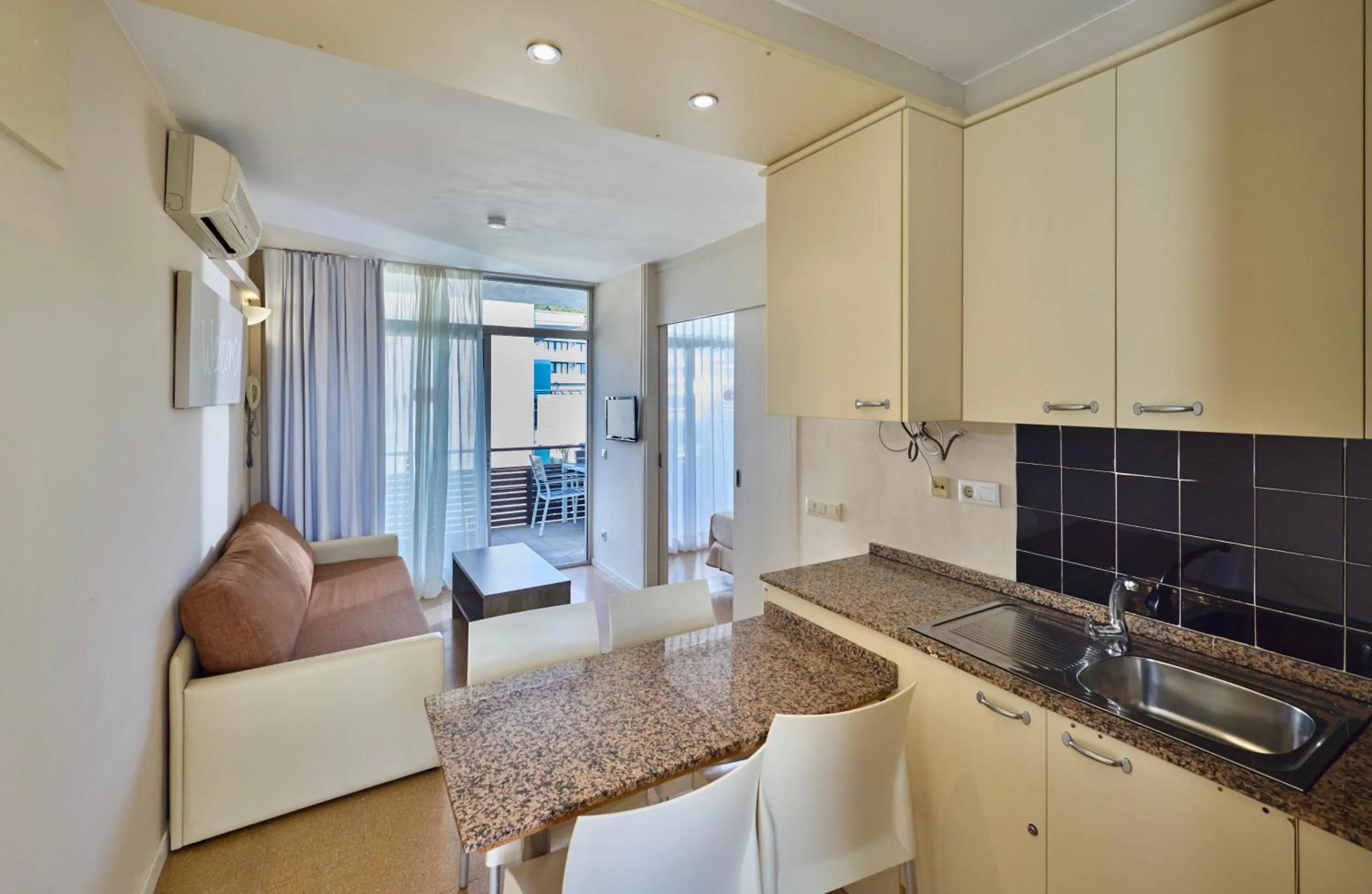 Kitchen or kitchenette in Aparthotel Comtat Sant Jordi