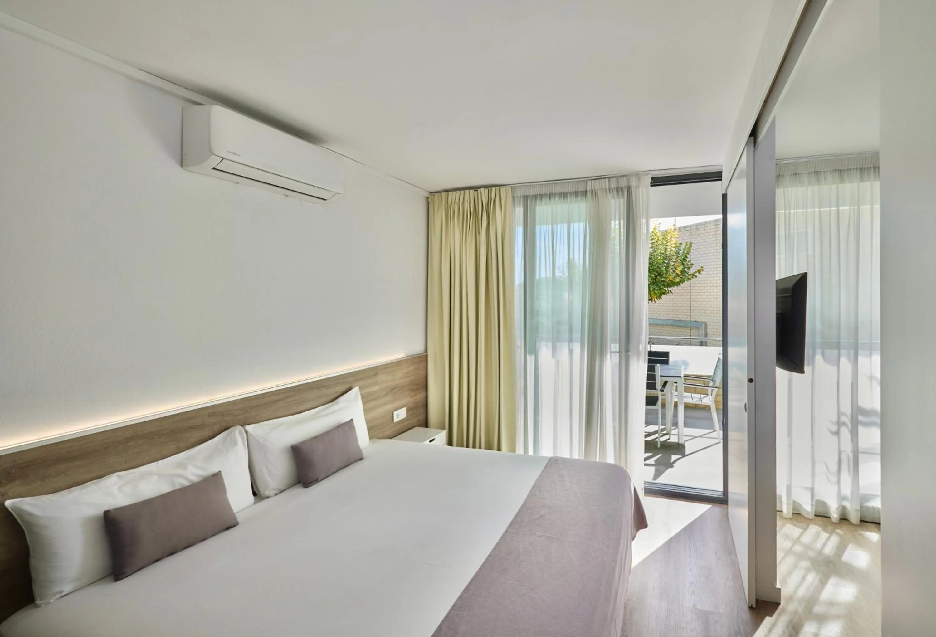 Bedroom, Bed in Aparthotel Comtat Sant Jordi