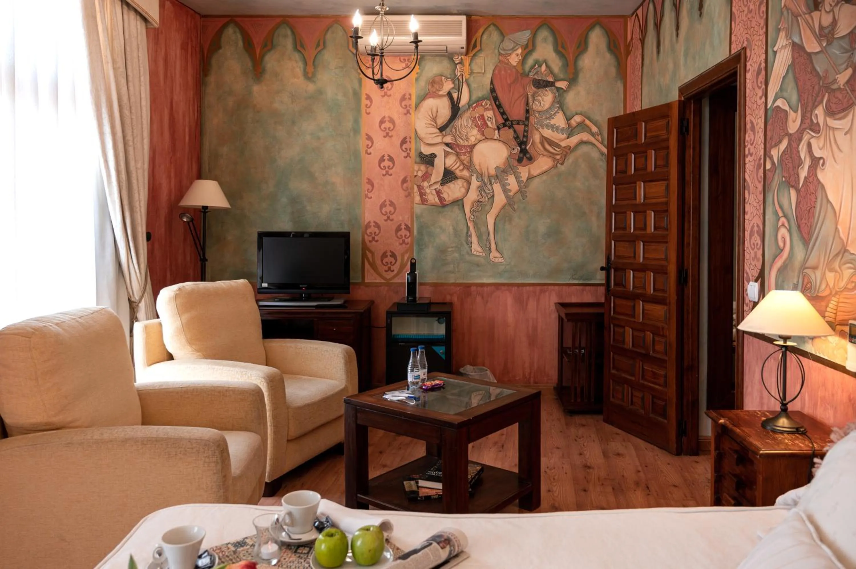 Seating area in Jardin de la Abadia, Arroyo de la Encomienda