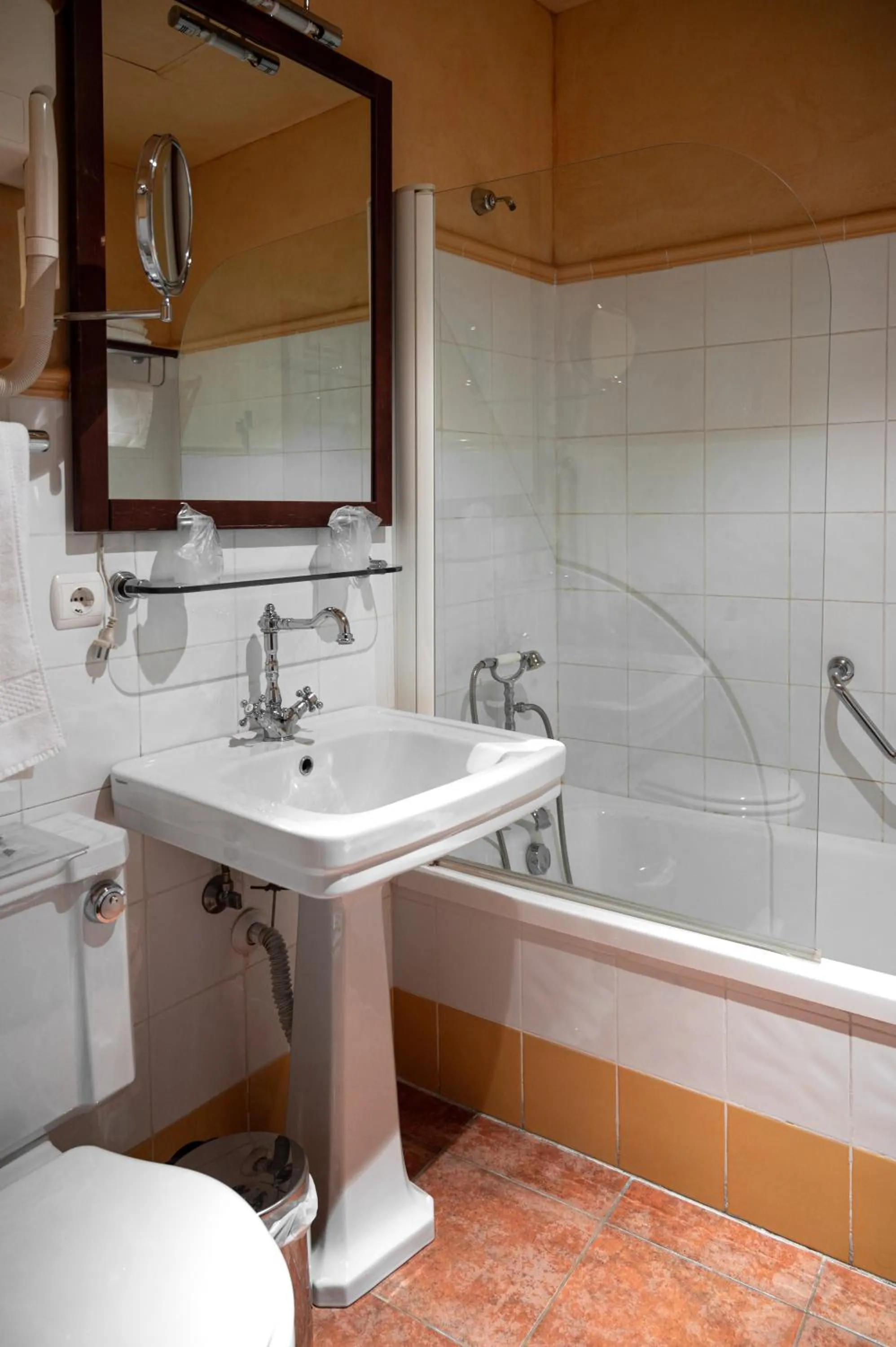 Bath in Jardin de la Abadia, Arroyo de la Encomienda