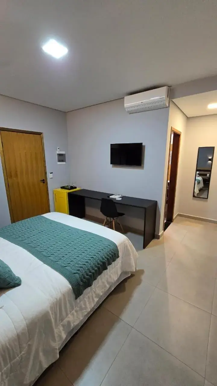 Quarto copa com cama queen-size in Hotel Flores de Holambra Quarto copa com cama queen-size in Hotel Flores de Holambra