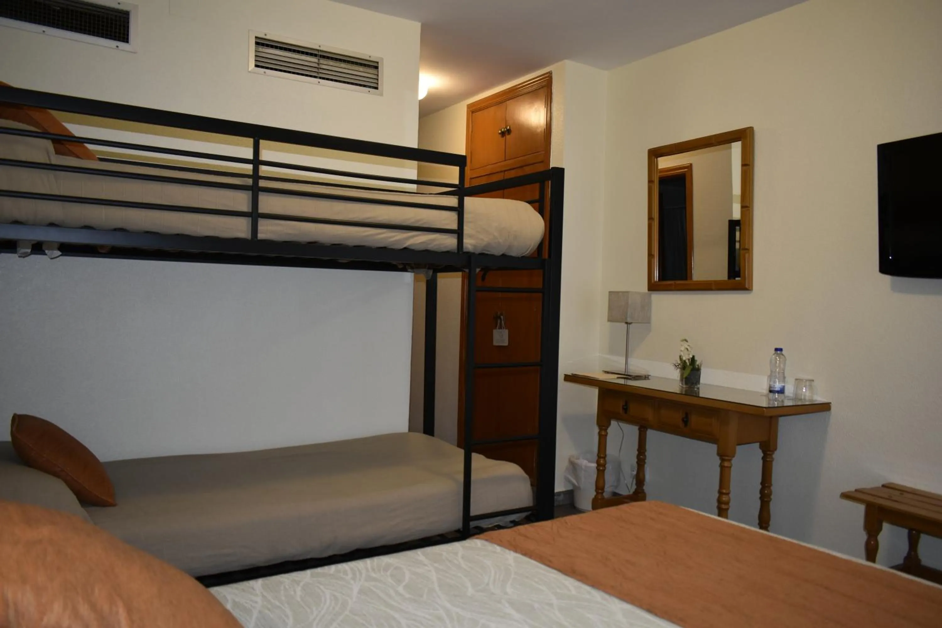 young children, Bed in Hotel La Colina