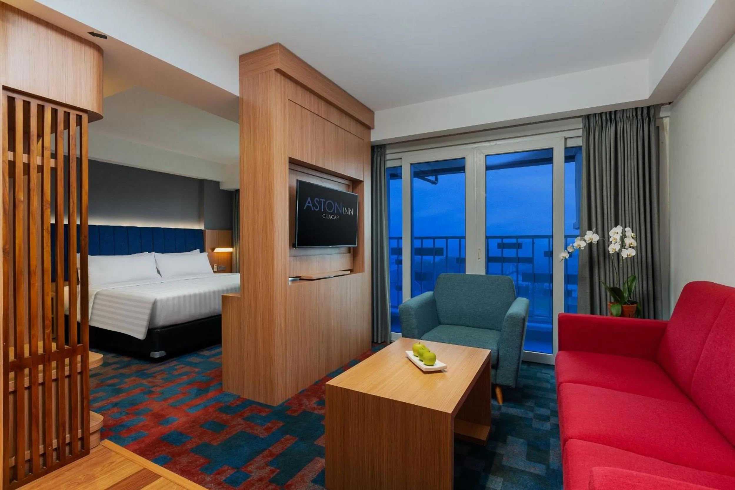 Bedroom, Bed in Aston Inn Cilacap