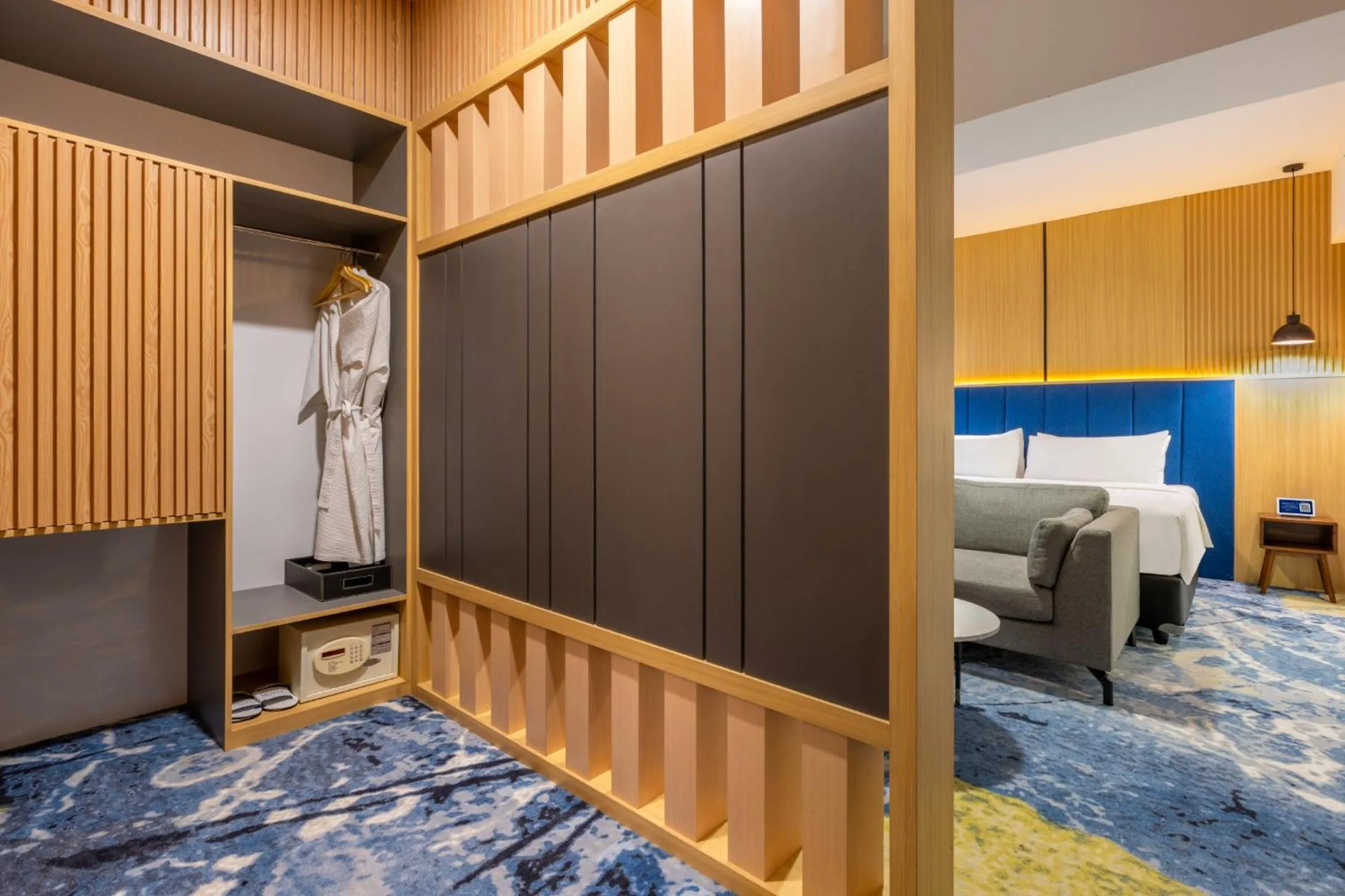 Photo of the whole room, Bed in Aston Inn Cilacap