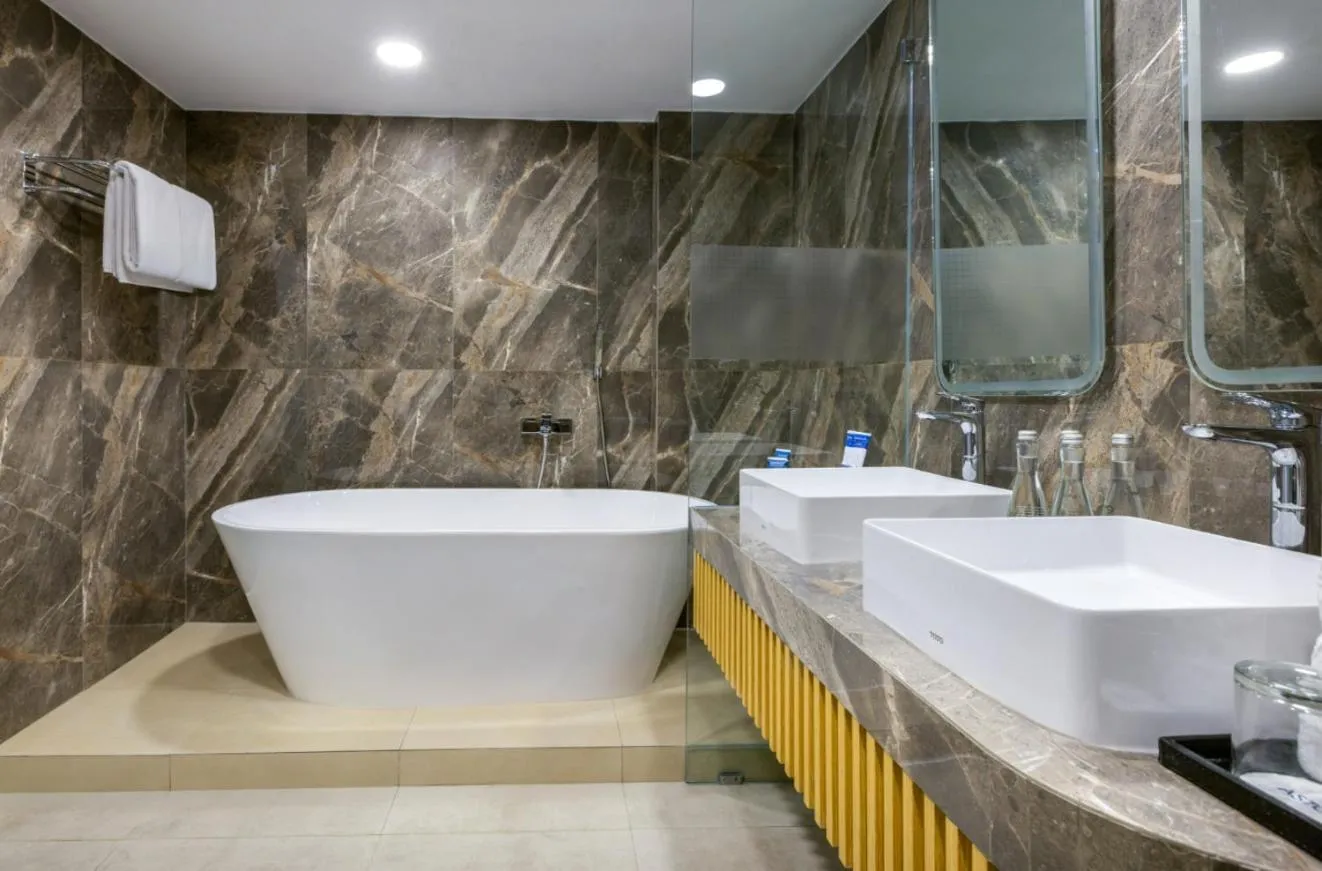 Bath in Aston Inn Cilacap