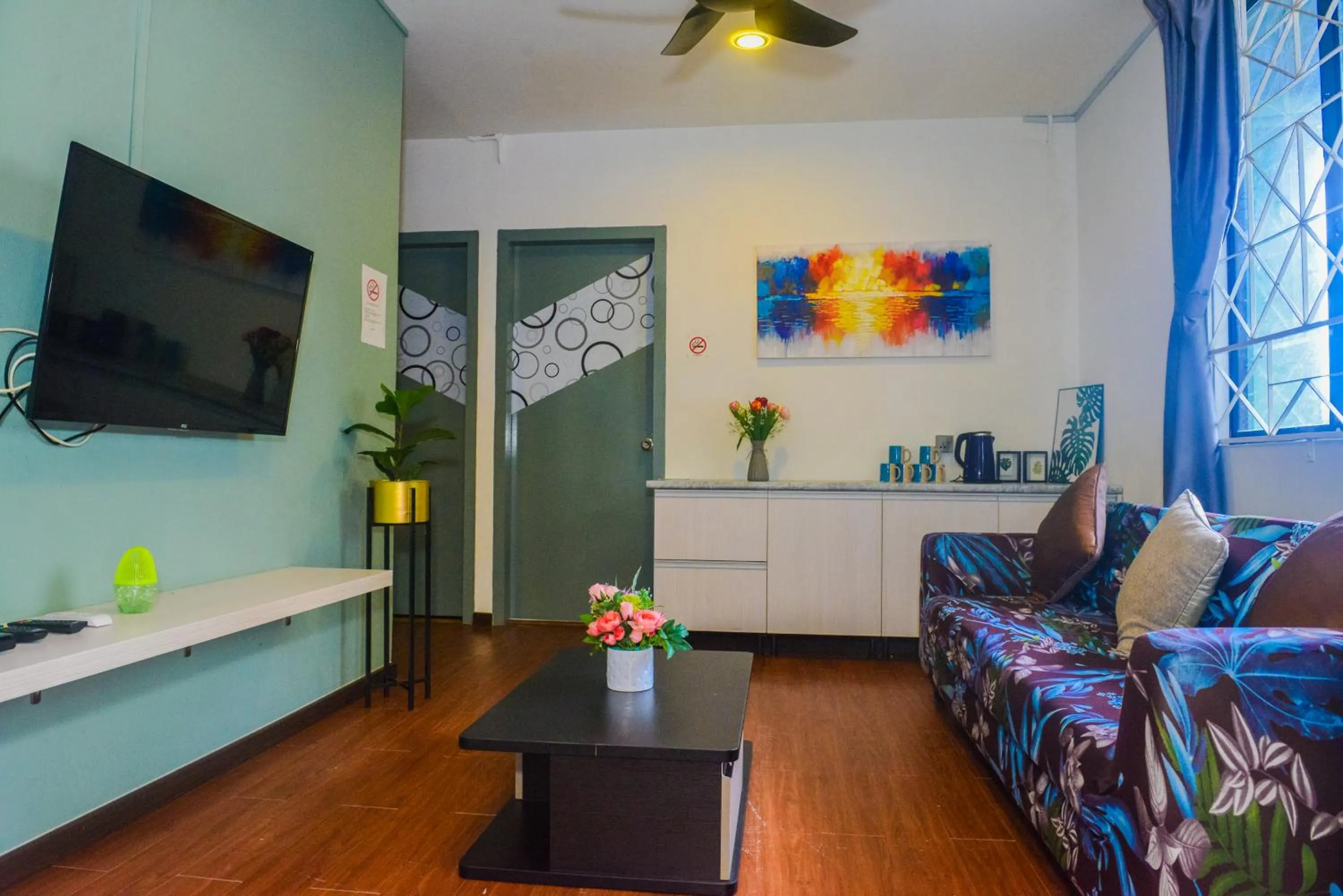 Communal lounge/ TV room in Treeline Urban Inn