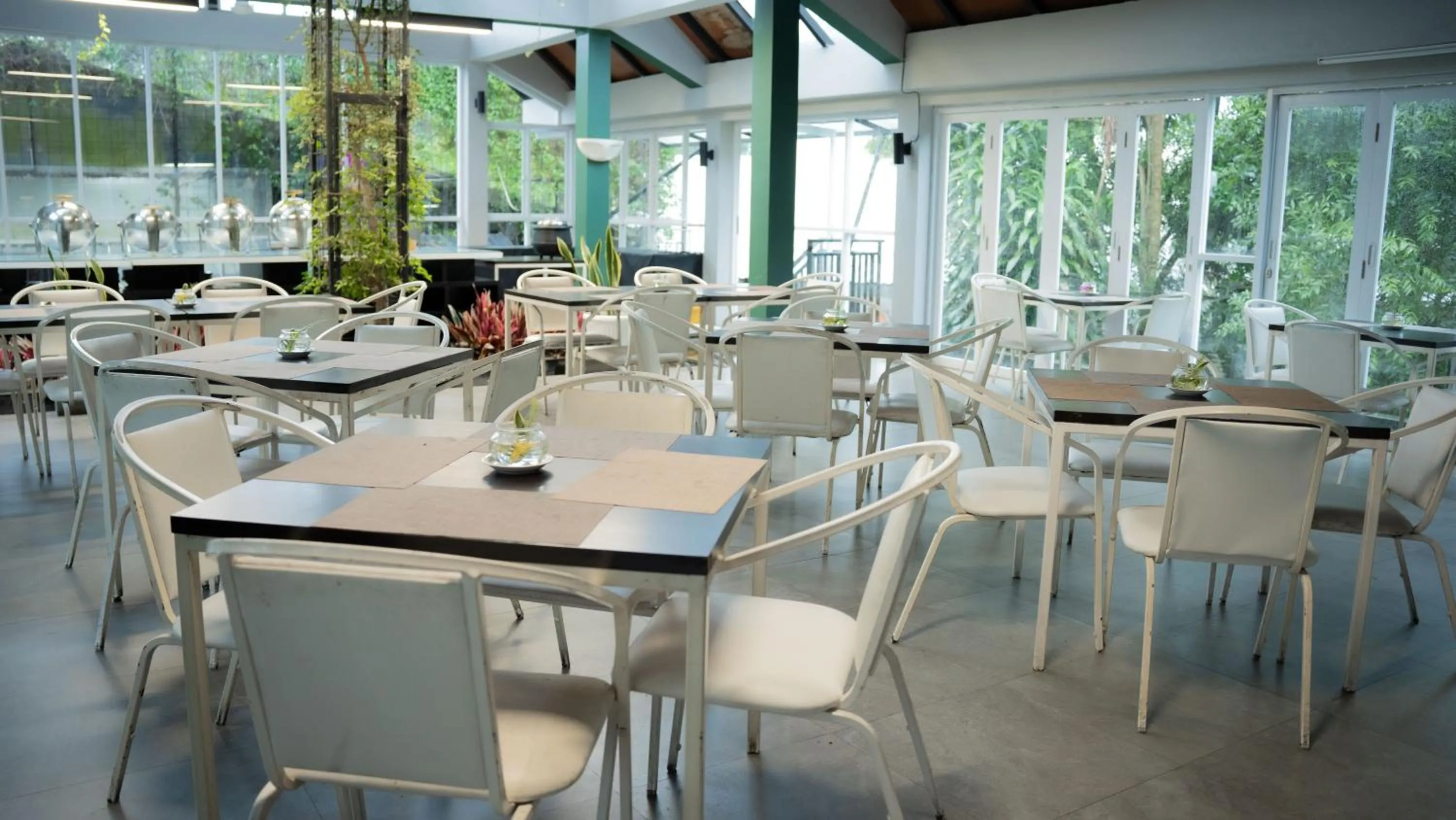 Restaurant/places to eat in Leuweung Geledegan Ecoldge