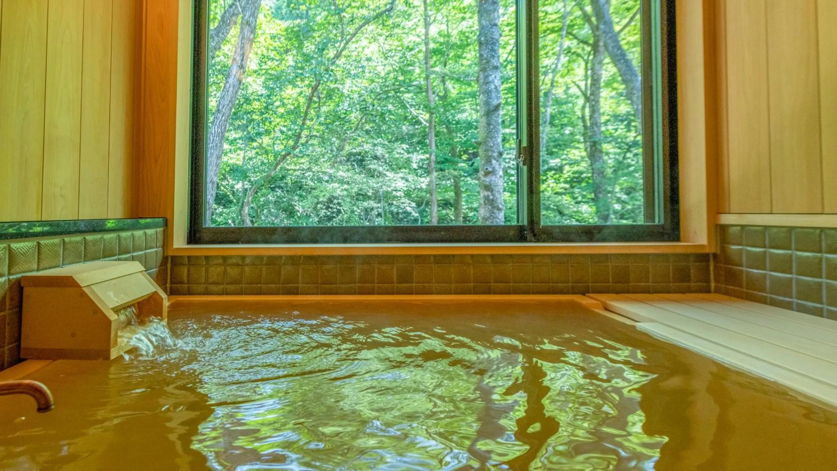 Hot Tub in Shionoyu Onsen Rengetsu