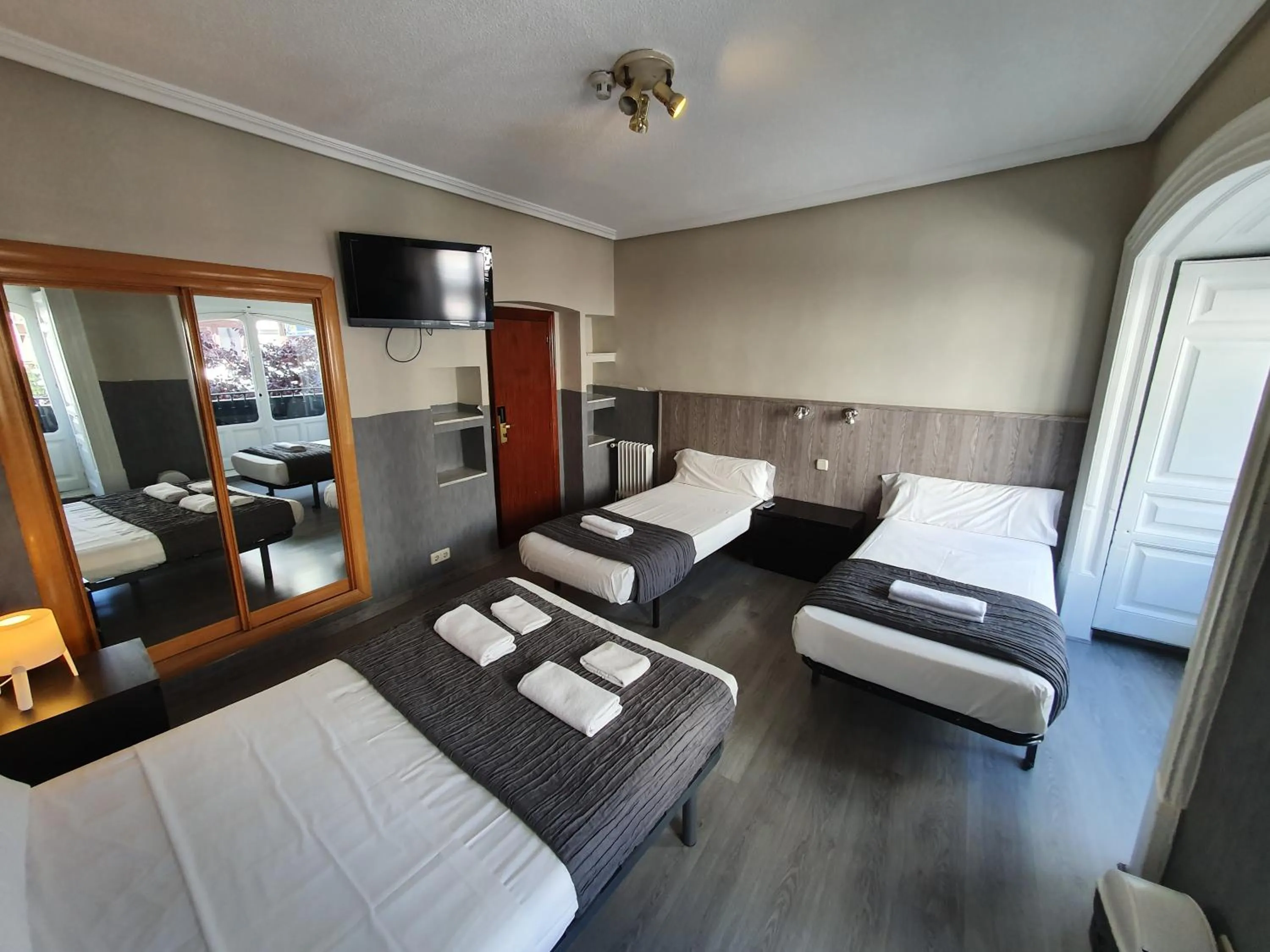 Photo of the whole room, Bed in Plaza Dort Rooms IV