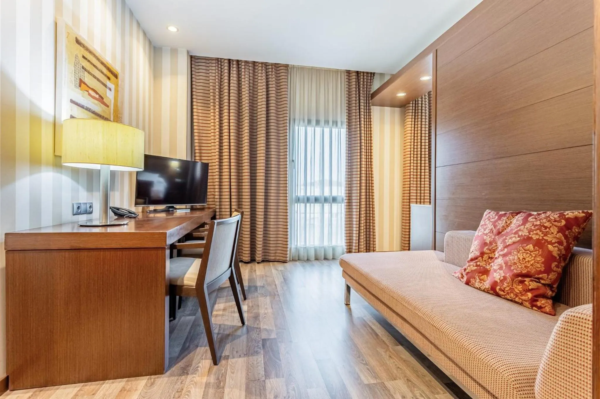 Photo of the whole room, Bed in Sercotel Las Artes Pinto