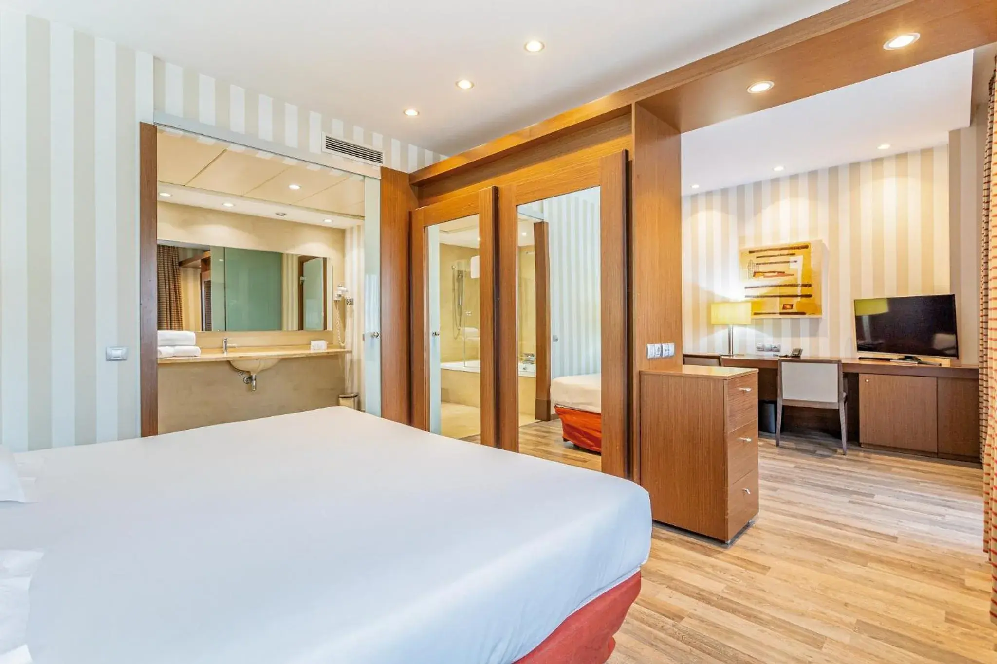 Photo of the whole room, Bed in Sercotel Las Artes Pinto Photo of the whole room, Bed in Sercotel Las Artes Pinto