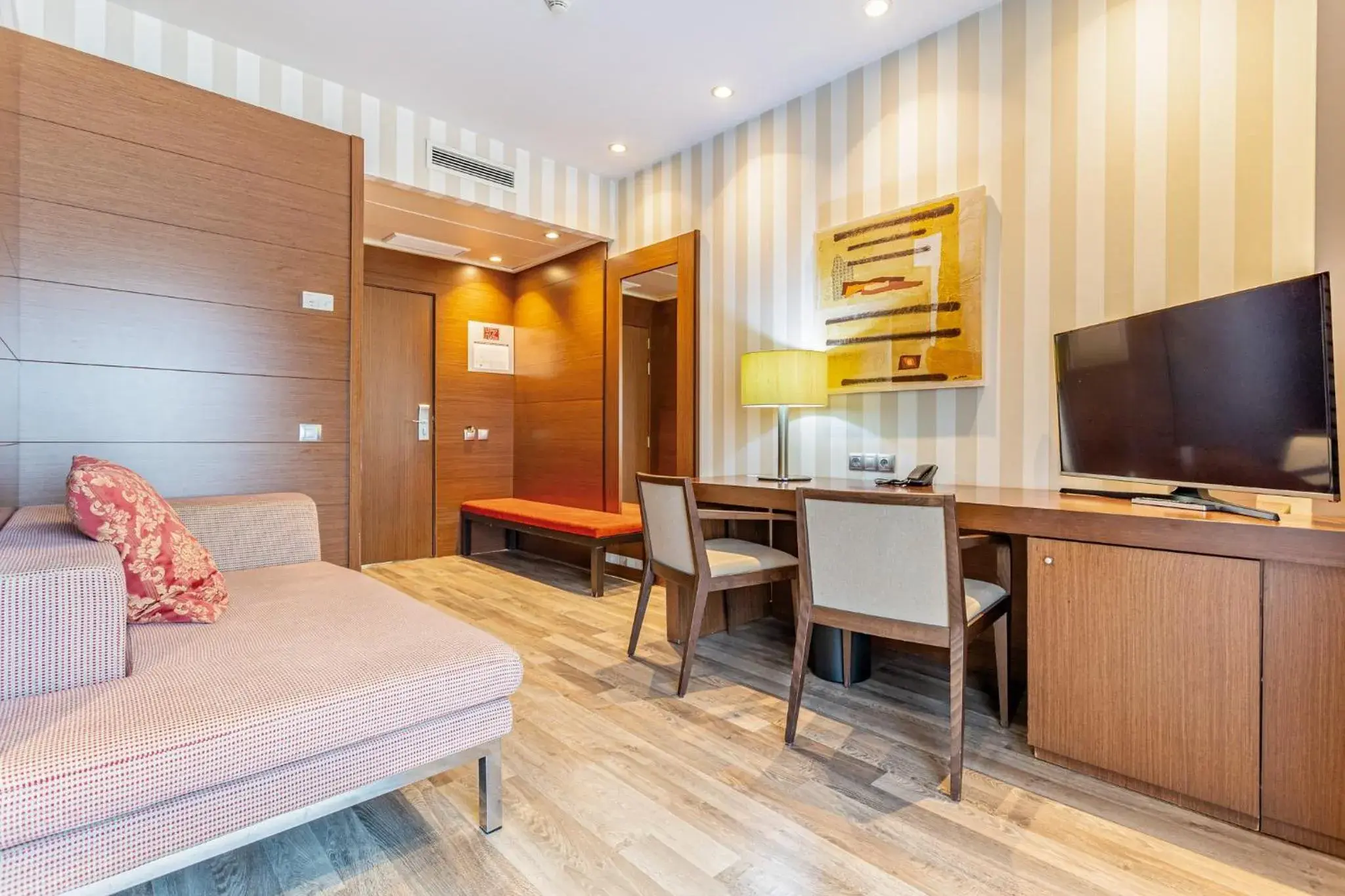 Photo of the whole room, Bed in Sercotel Las Artes Pinto Photo of the whole room, Bed in Sercotel Las Artes Pinto