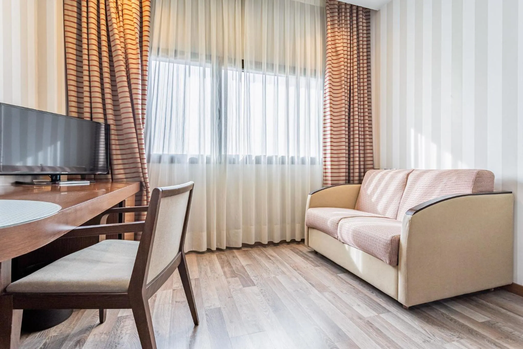 Photo of the whole room in Sercotel Las Artes Pinto