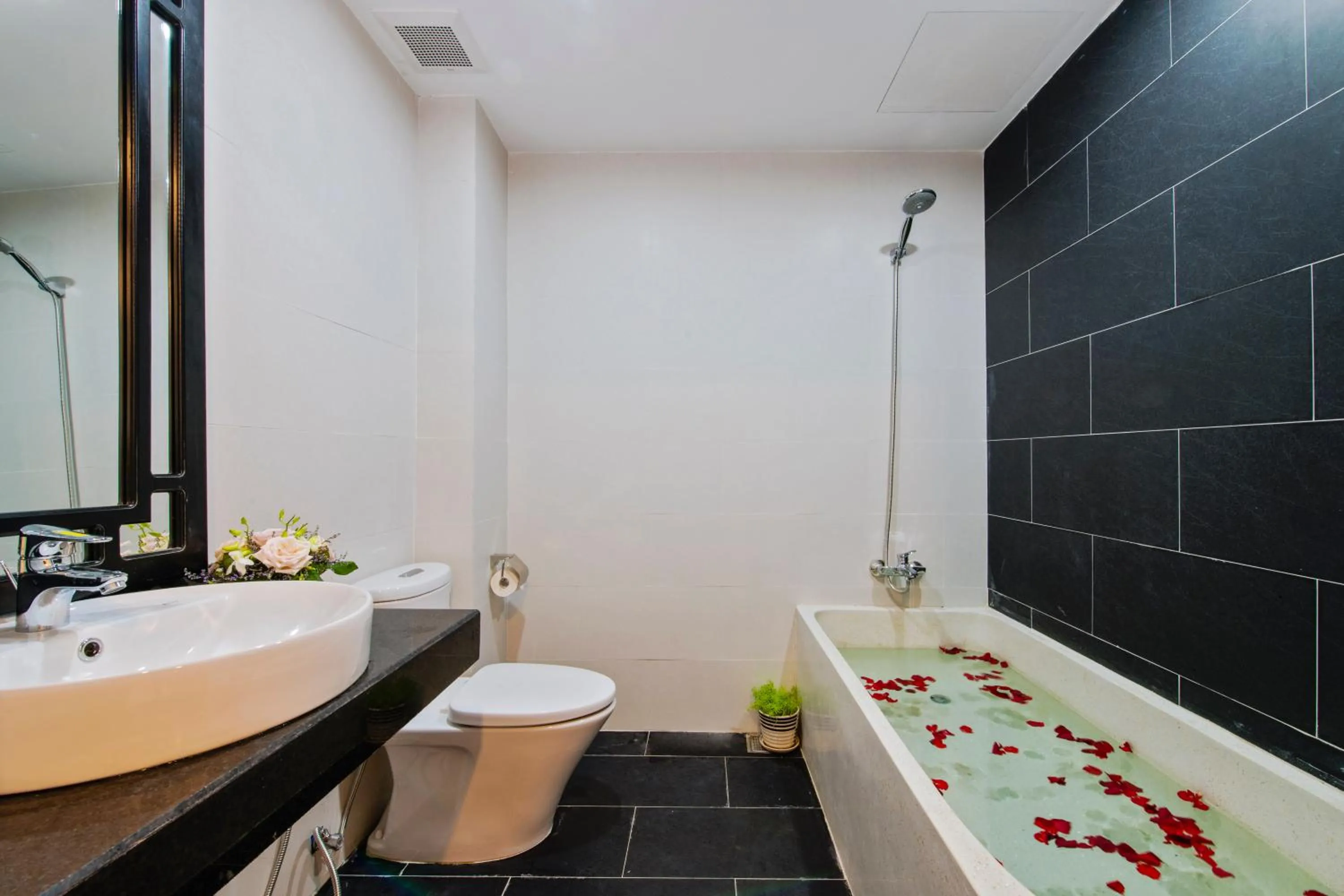 Toilet in Gem Riverside Hotel Hoi An