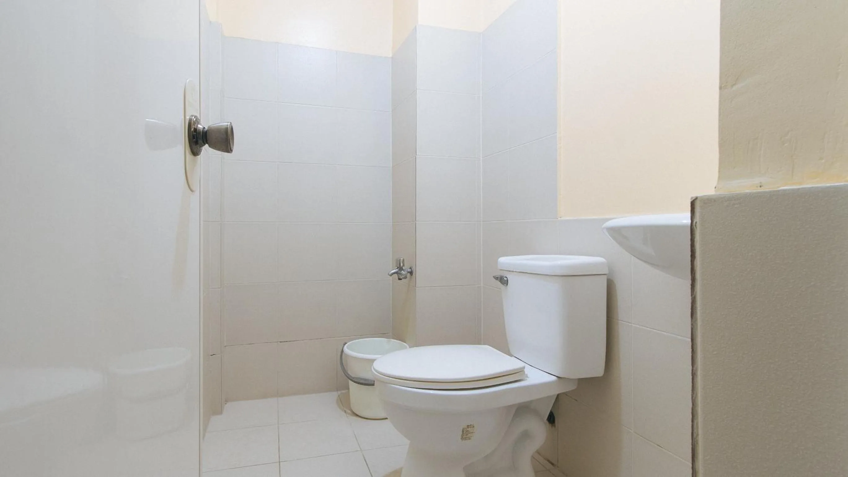 Toilet in Mervin's Terraces by RedDoorz