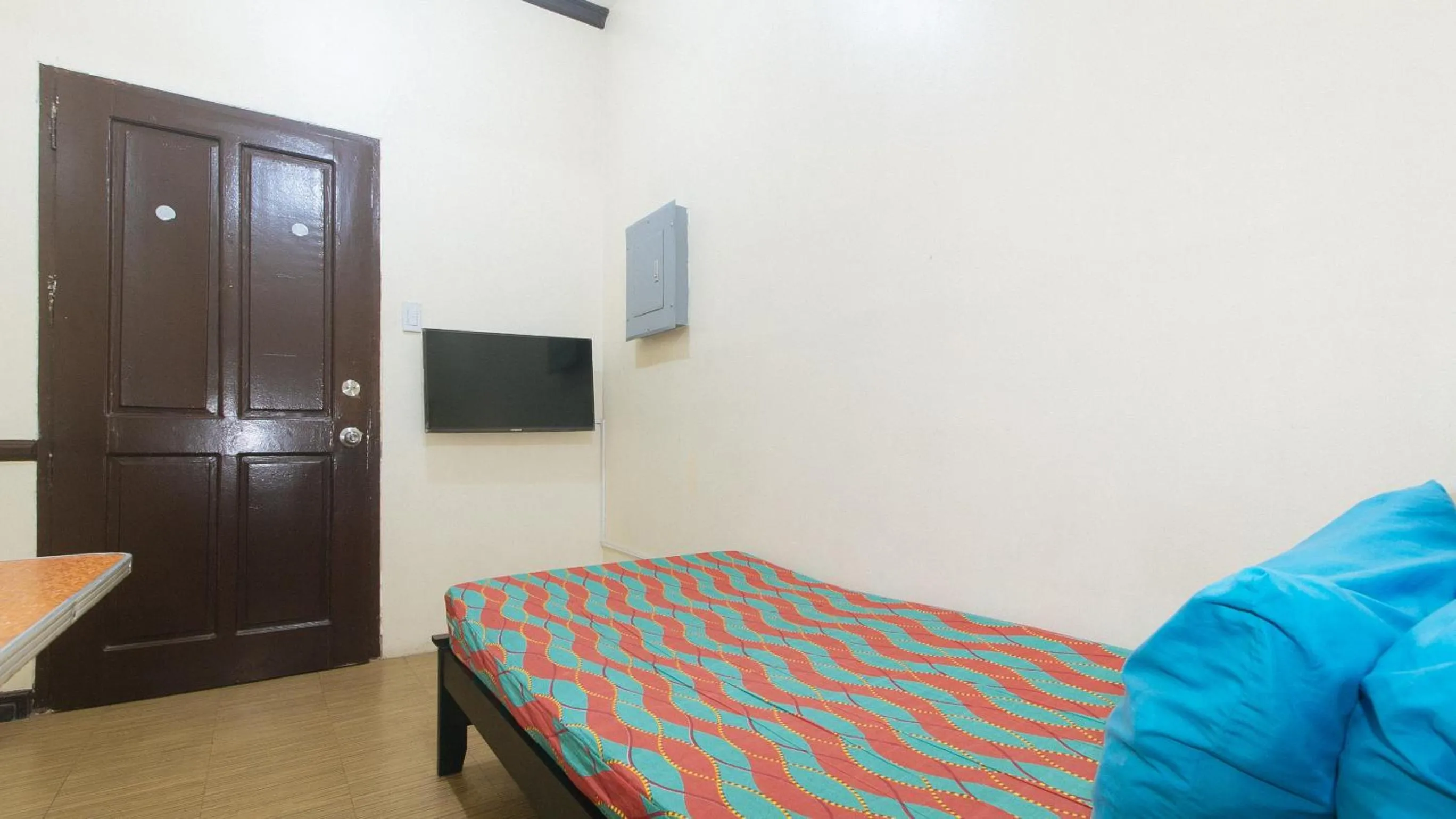 TV and multimedia, Bed in Mervin's Terraces by RedDoorz