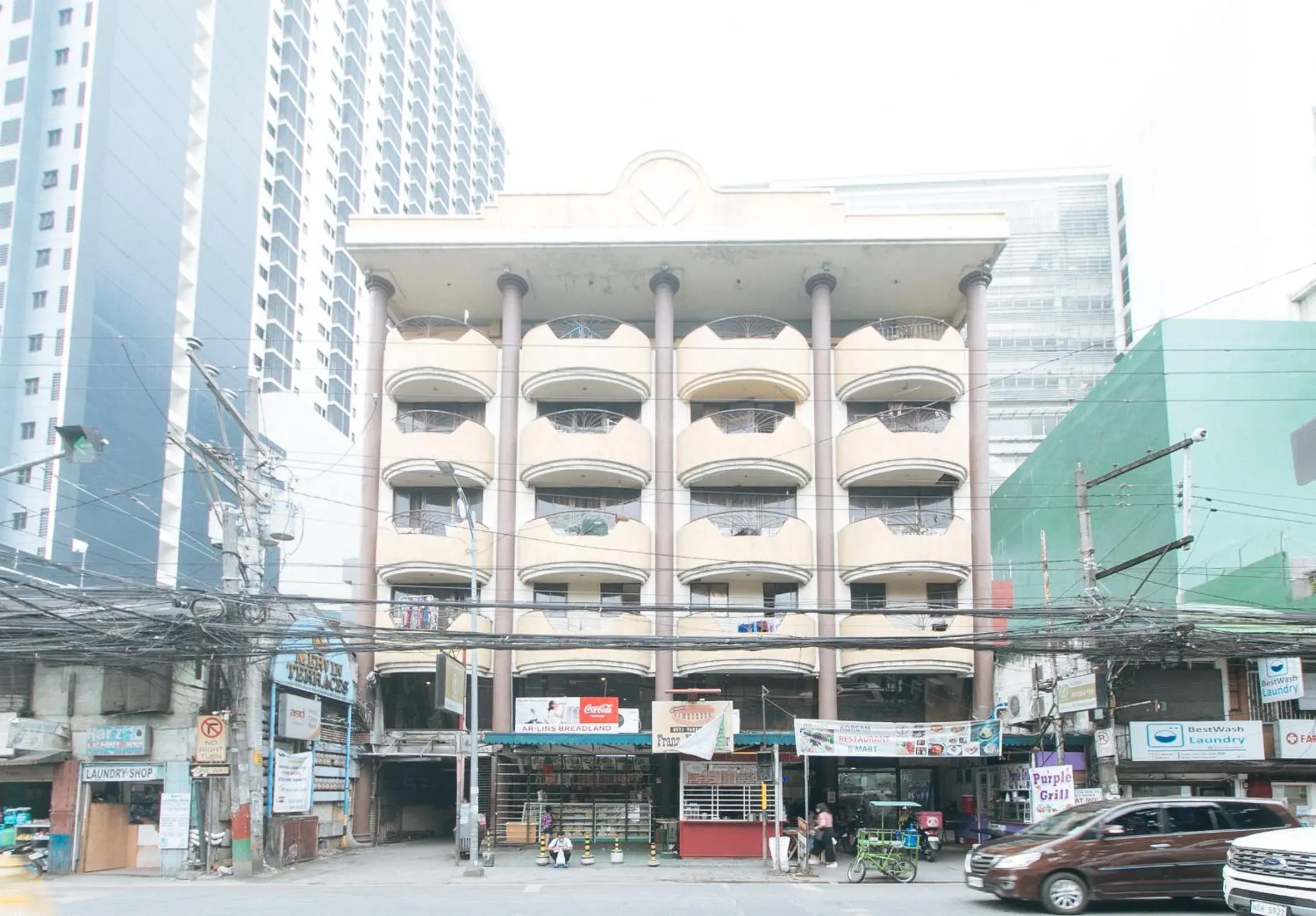 Property building in Mervin's Terraces by RedDoorz Property building in Mervin's Terraces by RedDoorz