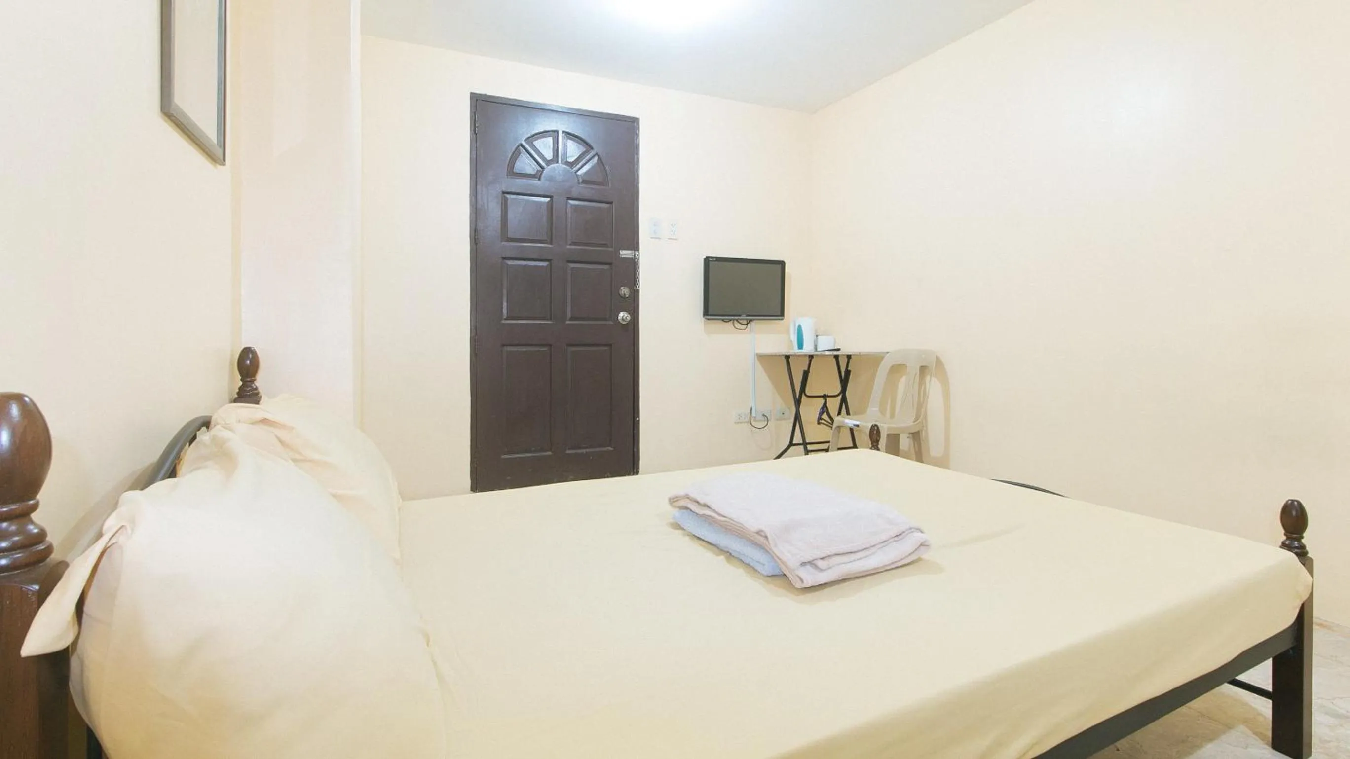 Photo of the whole room, Bed in Mervin's Terraces by RedDoorz