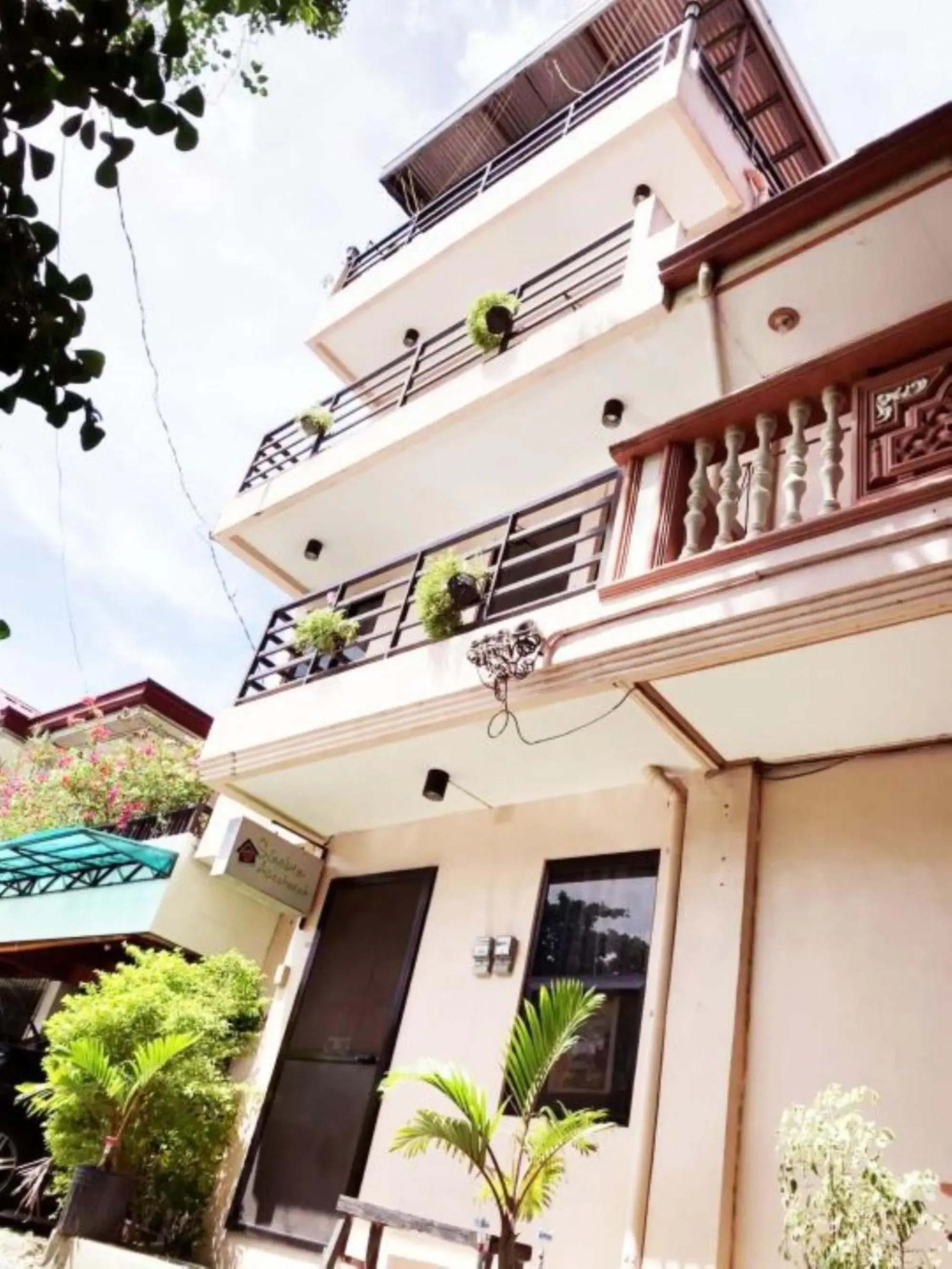 Property building in Sinoben Apartments by RedDoorz Property building in Sinoben Apartments by RedDoorz