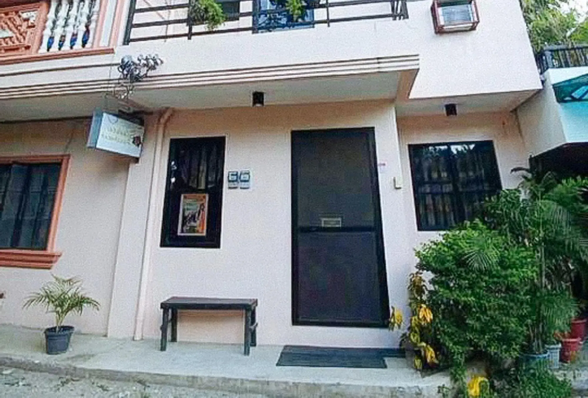 Property building in Sinoben Apartments by RedDoorz Property building in Sinoben Apartments by RedDoorz