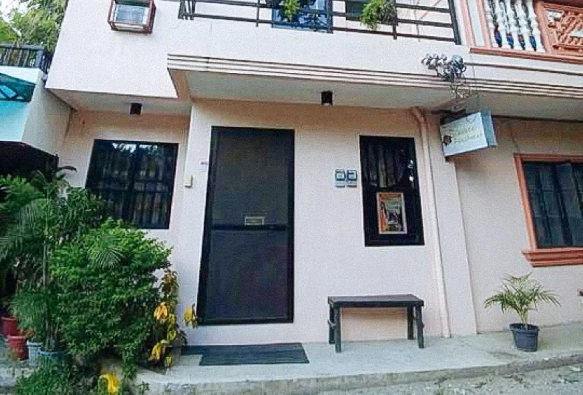 Property building in Sinoben Apartments by RedDoorz Property building in Sinoben Apartments by RedDoorz