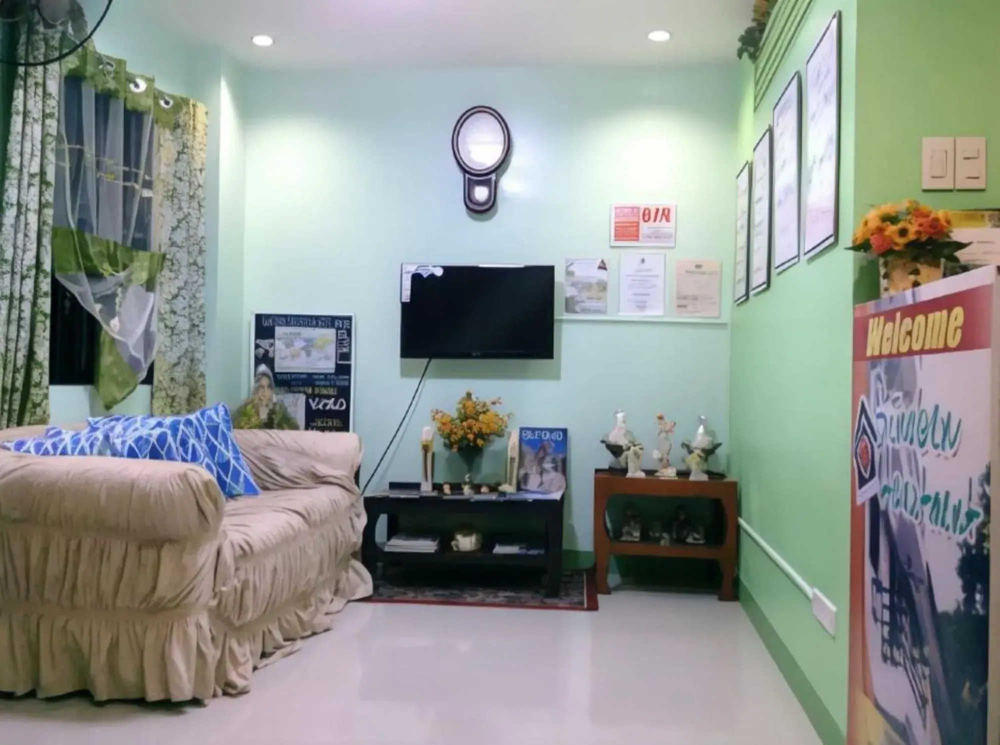 Living room in Sinoben Apartments by RedDoorz Living room in Sinoben Apartments by RedDoorz