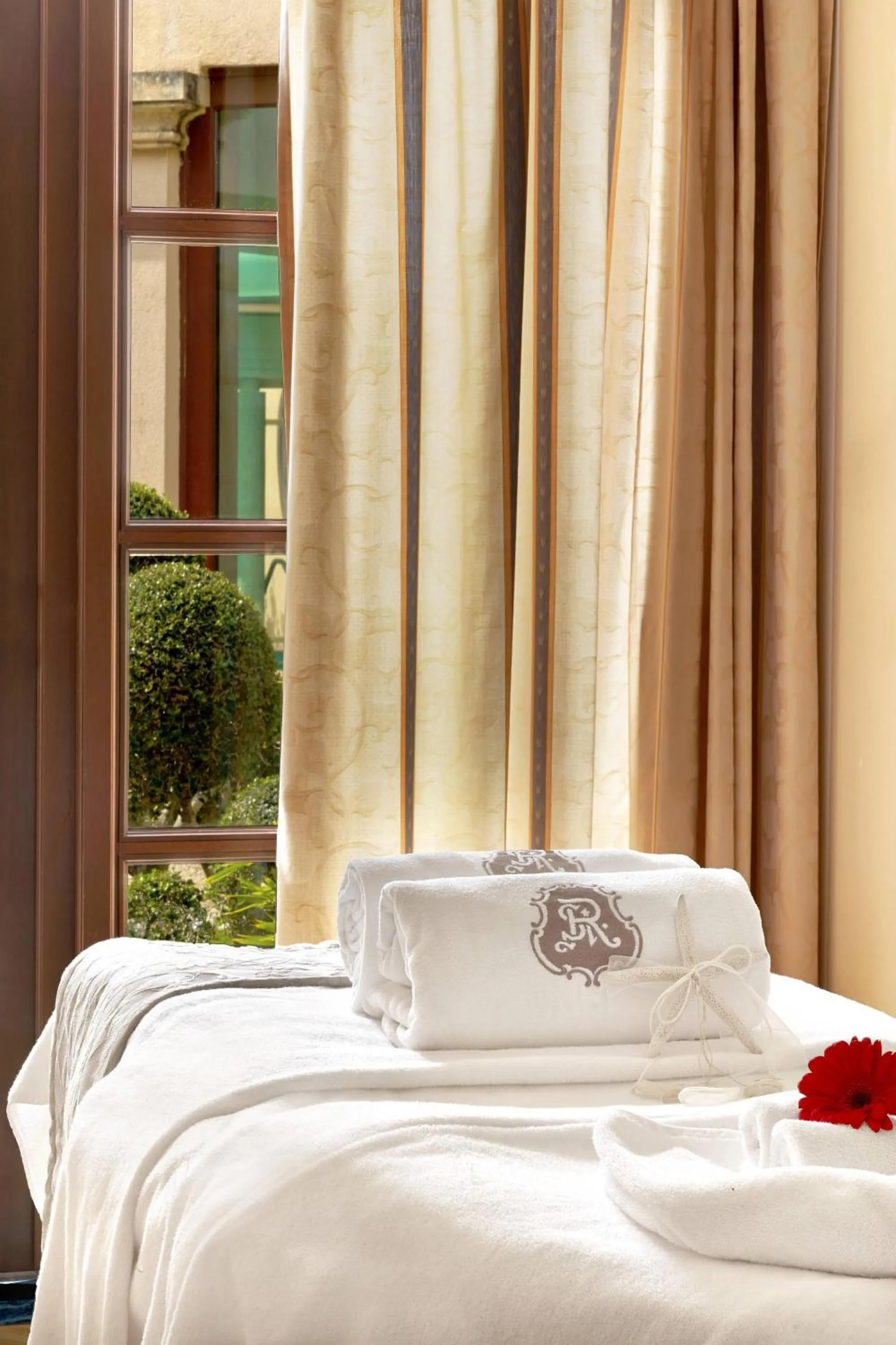 Spa and wellness centre/facilities, Bed in The St. Regis Mardavall Mallorca Resort