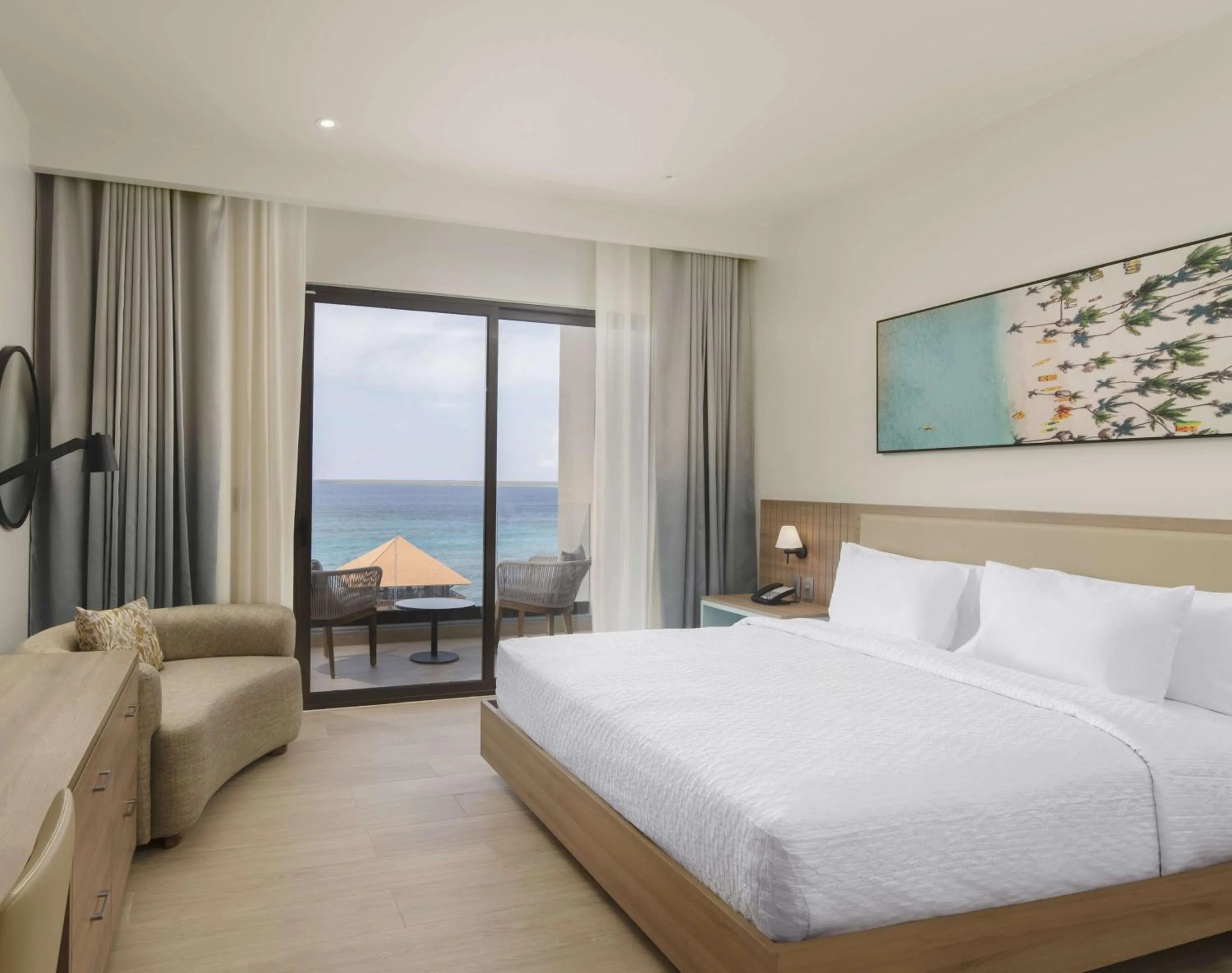 Living room, Bed in Hilton Garden Inn La Romana